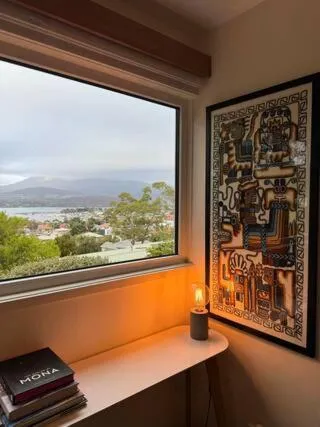 Spacious Apartment - Warm and Welcoming in Lindisfarne, 8 min from CBD