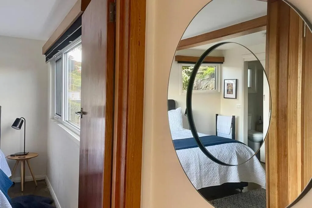 Bed in Spacious Apartment - Warm and Welcoming in Lindisfarne, 8 min from CBD