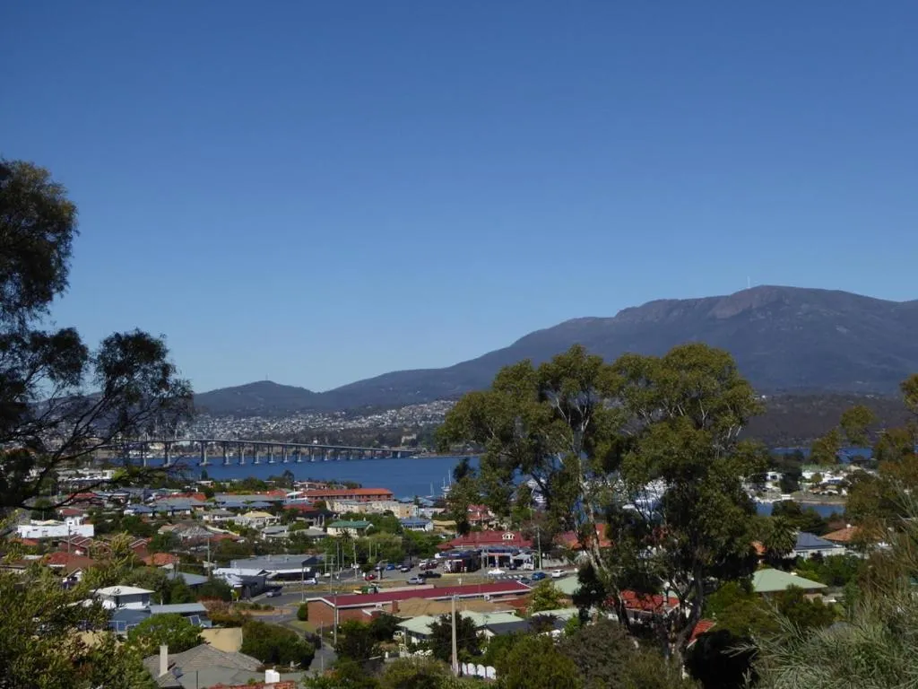 Spacious Apartment - Warm and Welcoming in Lindisfarne, 8 min from CBD
