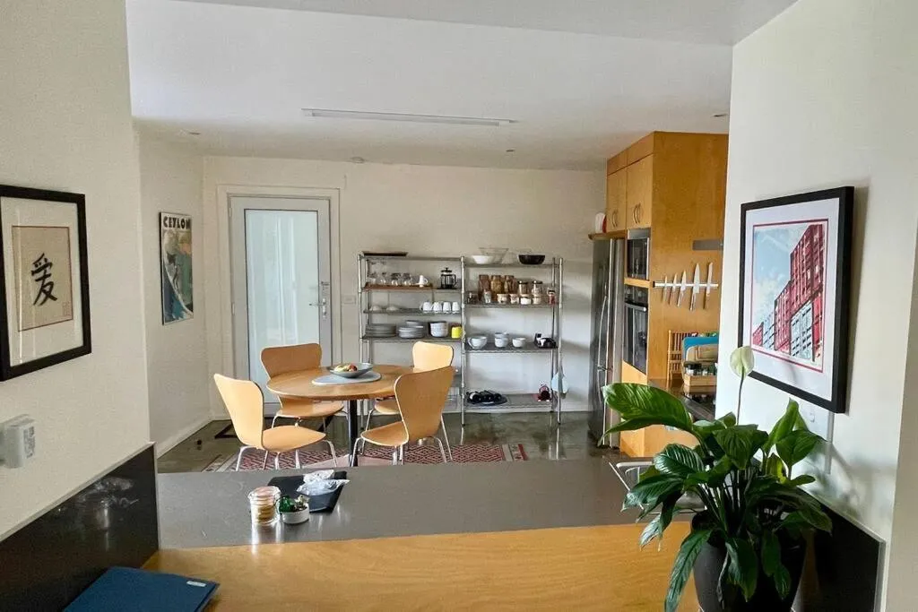 Kitchen or kitchenette in Spacious Apartment - Warm and Welcoming in Lindisfarne, 8 min from CBD