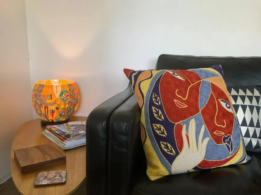 Living room in Spacious Apartment - Warm and Welcoming in Lindisfarne, 8 min from CBD