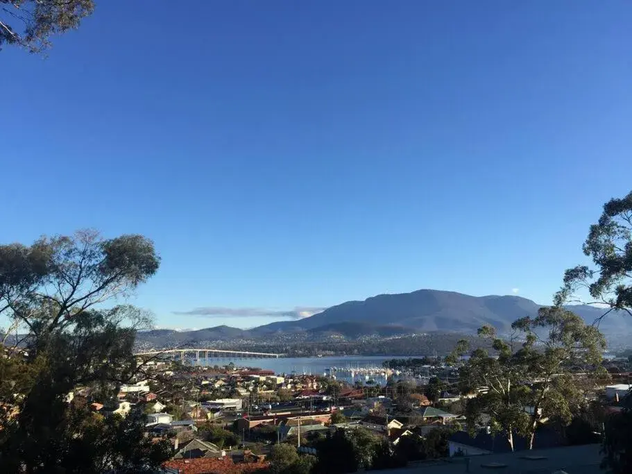 Spacious Apartment - Warm and Welcoming in Lindisfarne, 8 min from CBD Spacious Apartment - Warm and Welcoming in Lindisfarne, 8 min from CBD