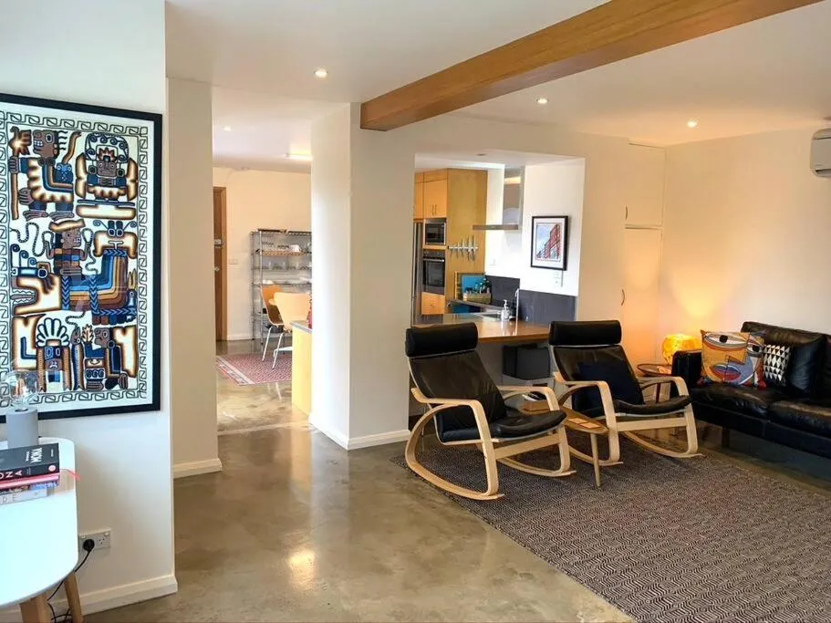 Living room in Spacious Apartment - Warm and Welcoming in Lindisfarne, 8 min from CBD