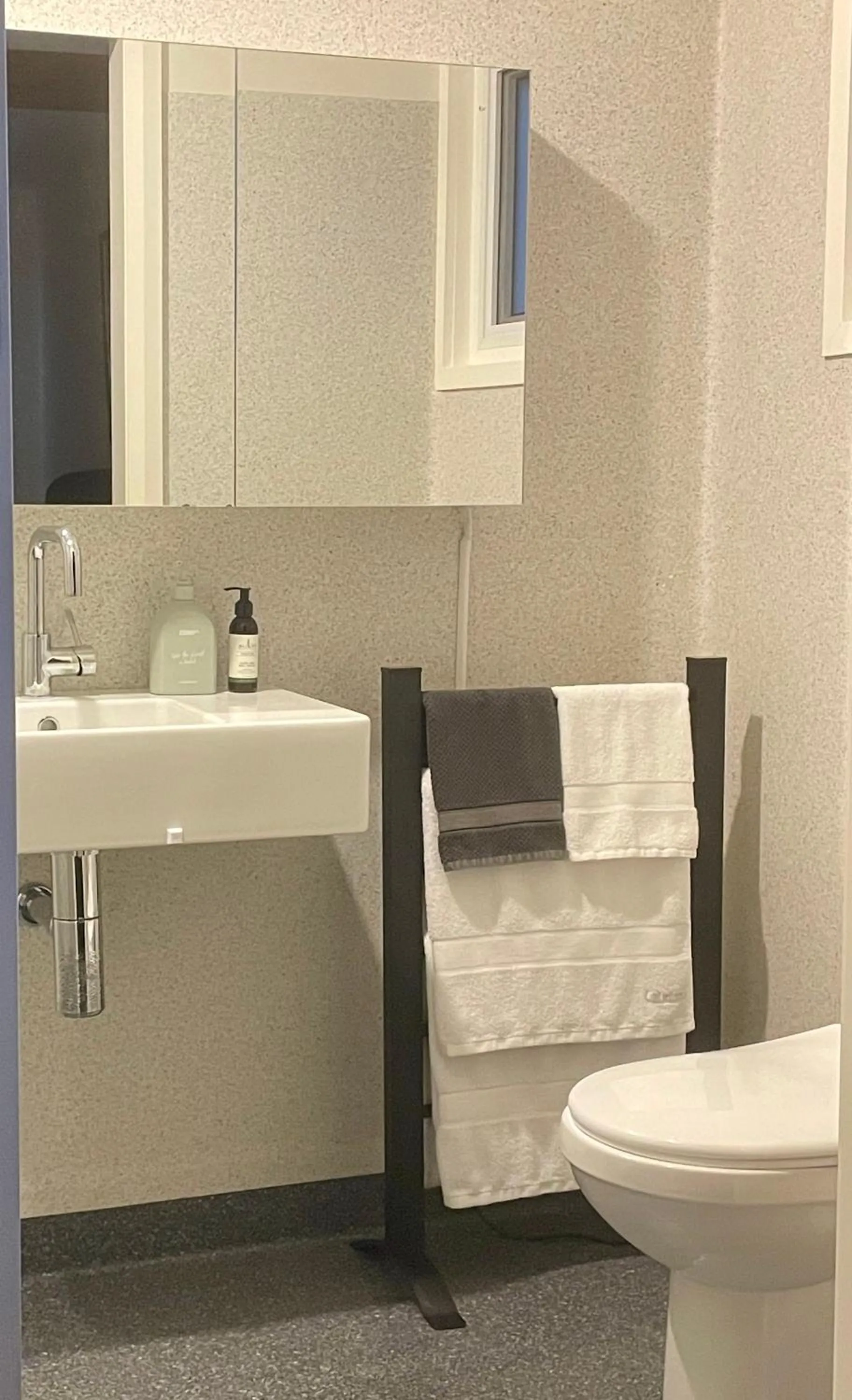 Spacious Apartment - Warm and Welcoming in Lindisfarne, 8 min from CBD
