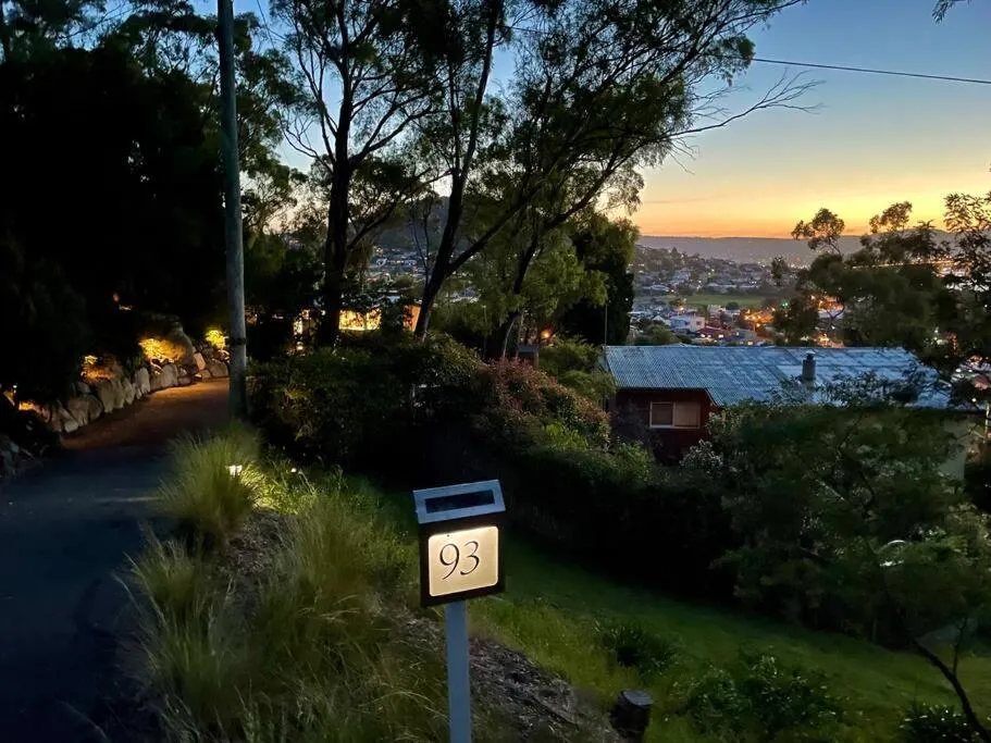 Spacious Apartment - Warm and Welcoming in Lindisfarne, 8 min from CBD