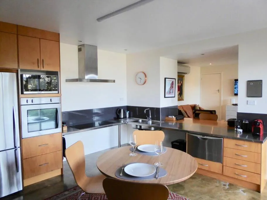 Coffee/tea facilities in Spacious Apartment - Warm and Welcoming in Lindisfarne, 8 min from CBD