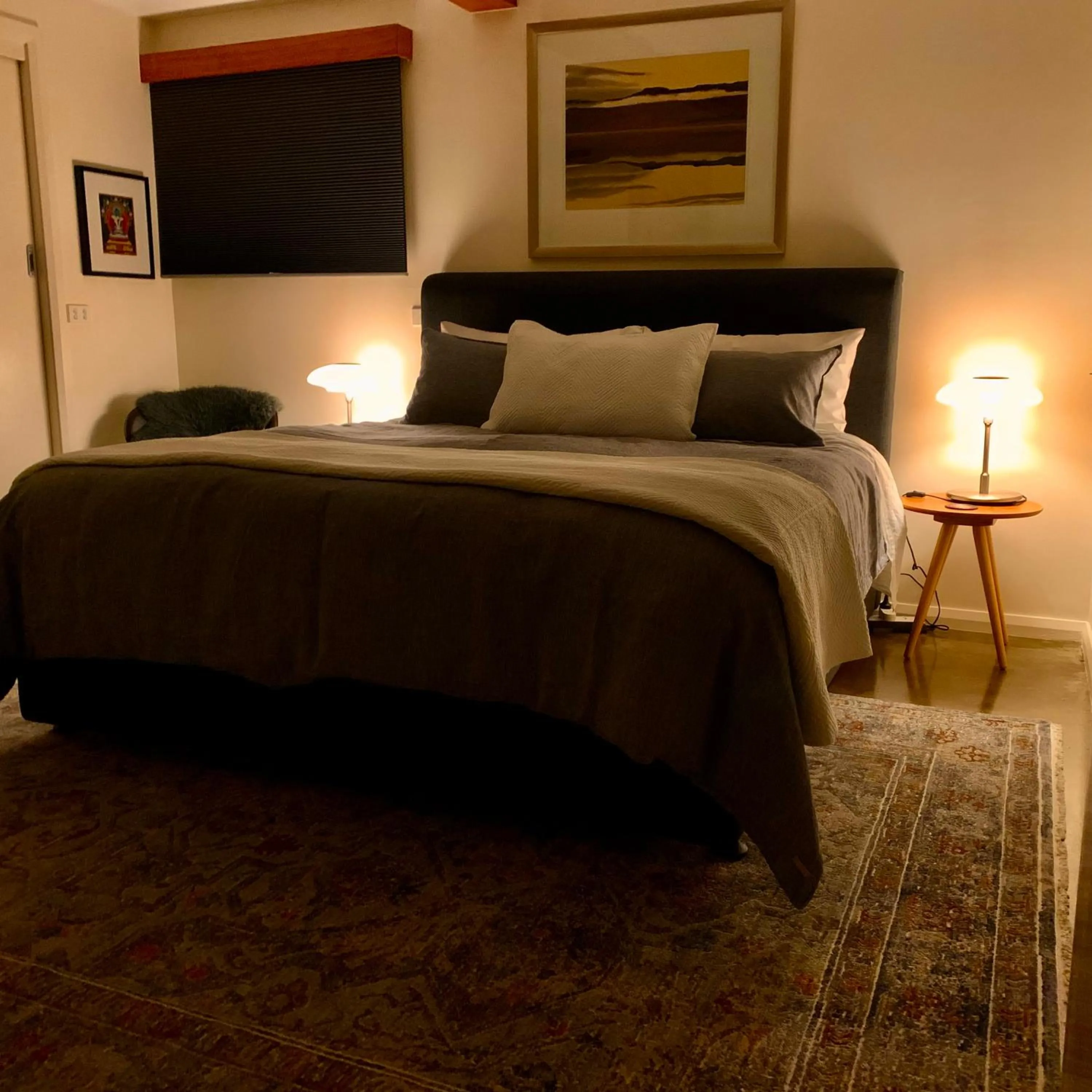 Bed in Spacious Apartment - Warm and Welcoming in Lindisfarne, 8 min from CBD