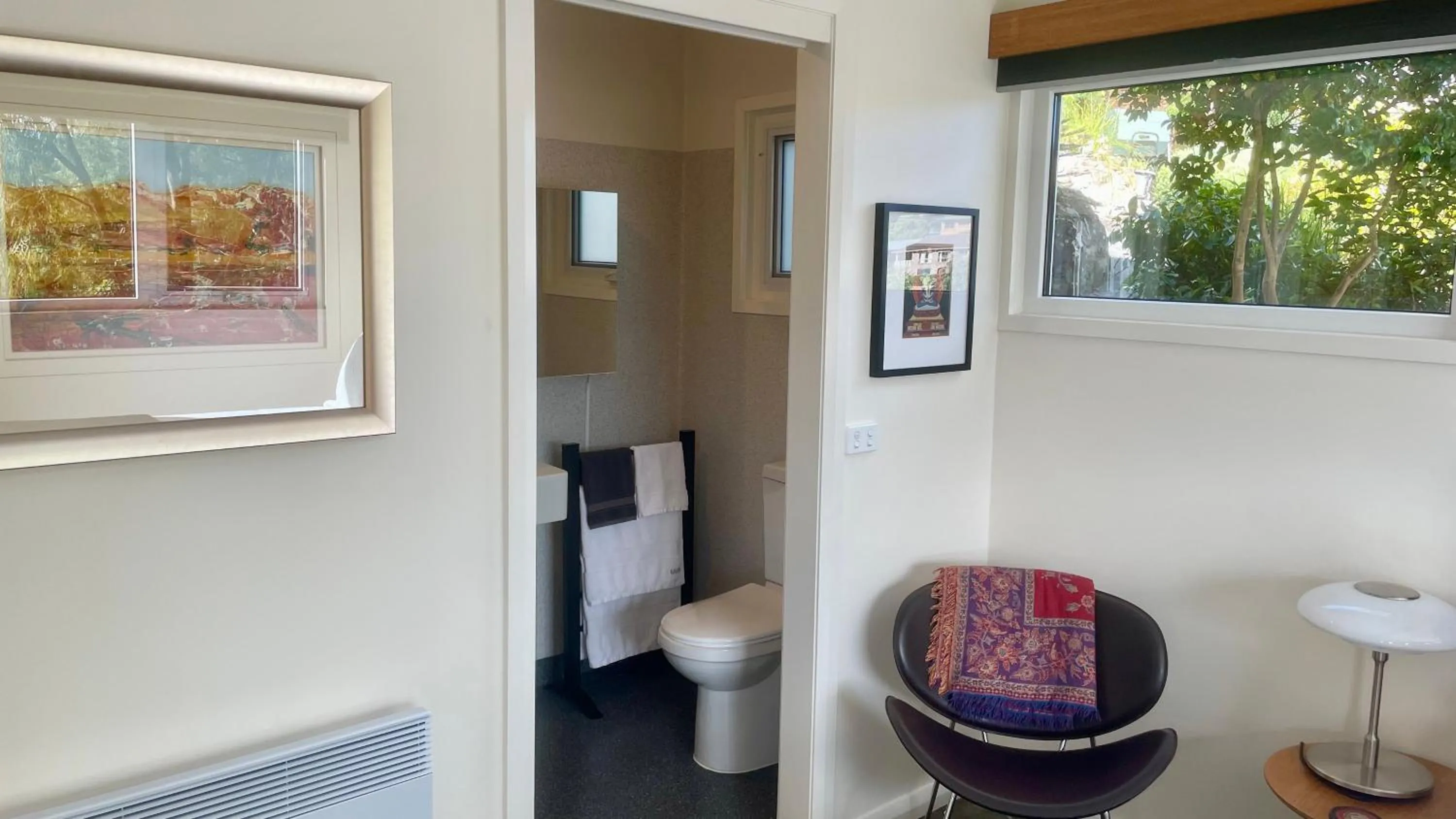 Bathroom in Spacious Apartment - Warm and Welcoming in Lindisfarne, 8 min from CBD