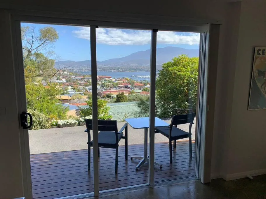 Balcony/Terrace in Spacious Apartment - Warm and Welcoming in Lindisfarne, 8 min from CBD