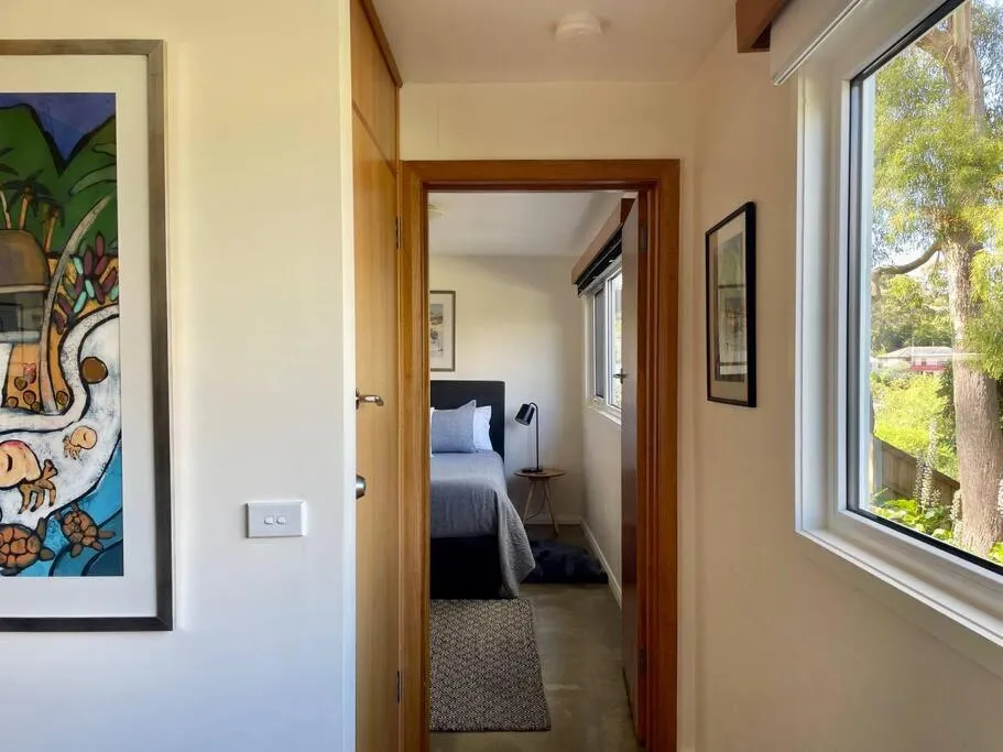 Bedroom, Bed in Spacious Apartment - Warm and Welcoming in Lindisfarne, 8 min from CBD