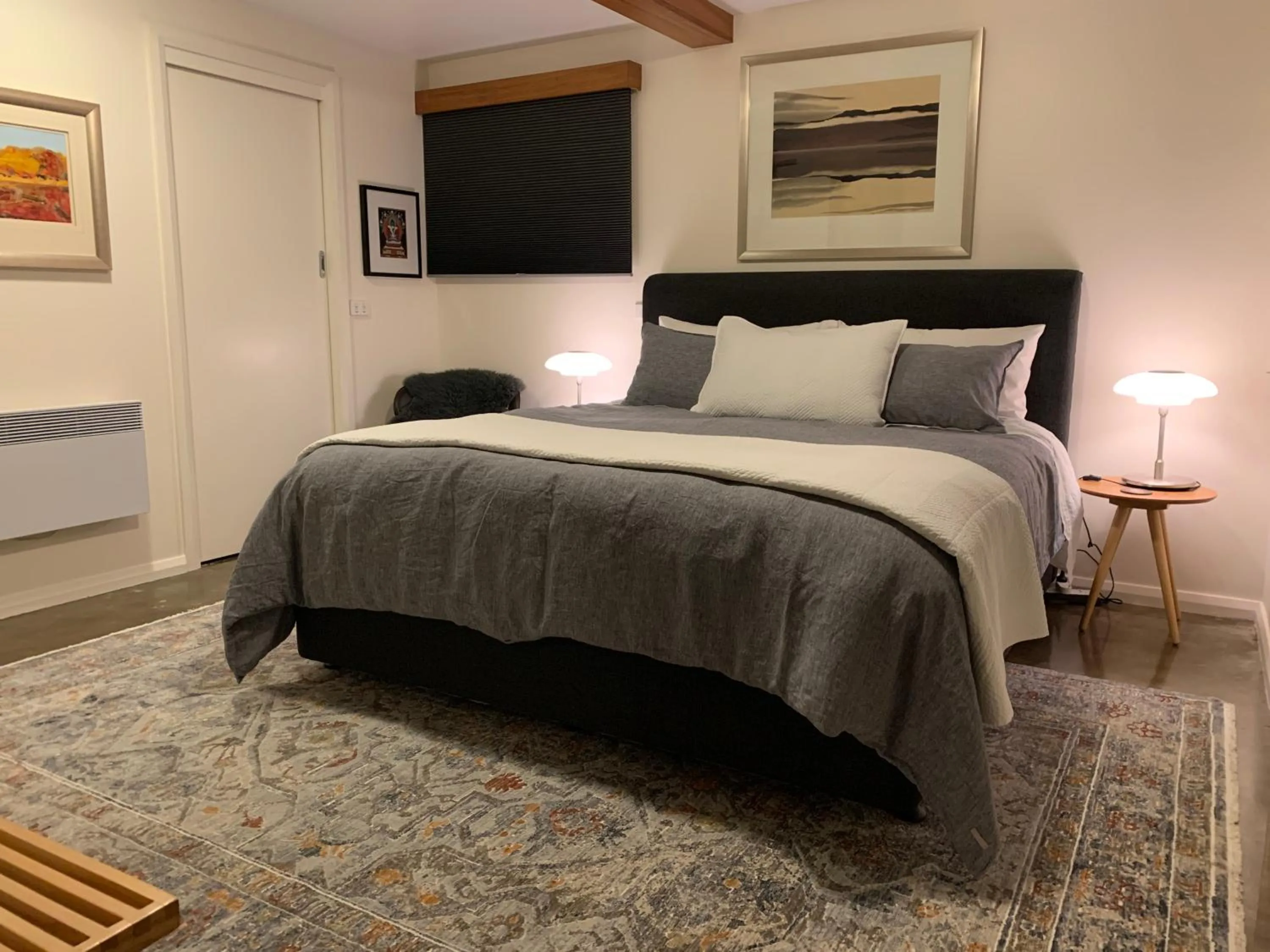 Bed in Spacious Apartment - Warm and Welcoming in Lindisfarne, 8 min from CBD