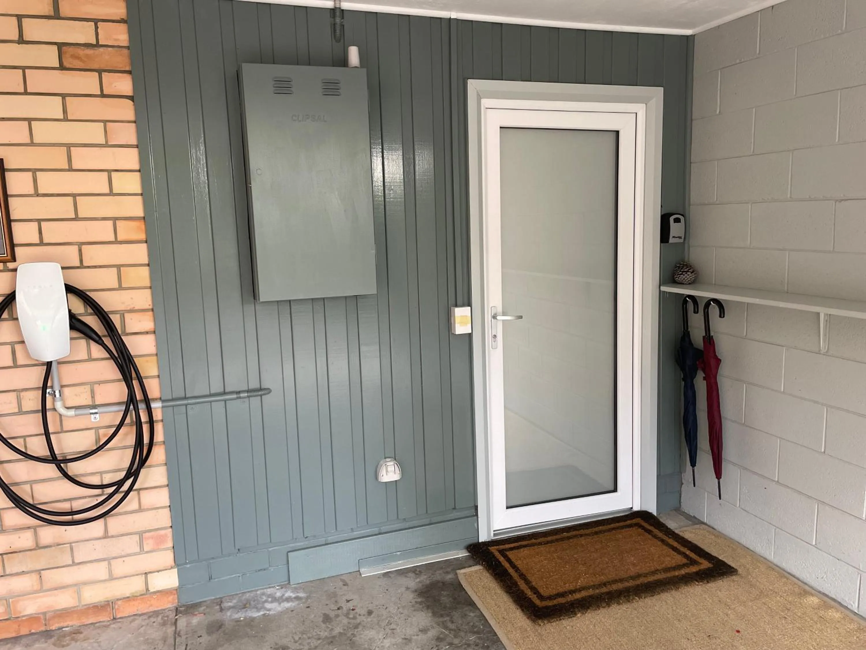 Facade/entrance in Spacious Apartment - Warm and Welcoming in Lindisfarne, 8 min from CBD