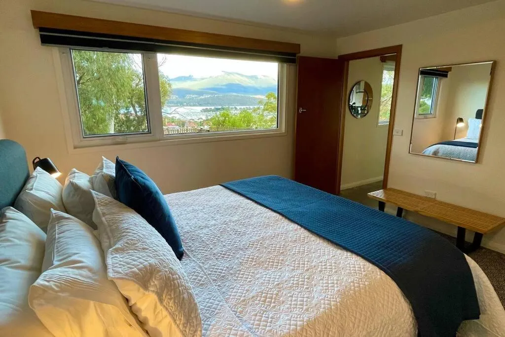 Natural landscape, Bed in Spacious Apartment - Warm and Welcoming in Lindisfarne, 8 min from CBD
