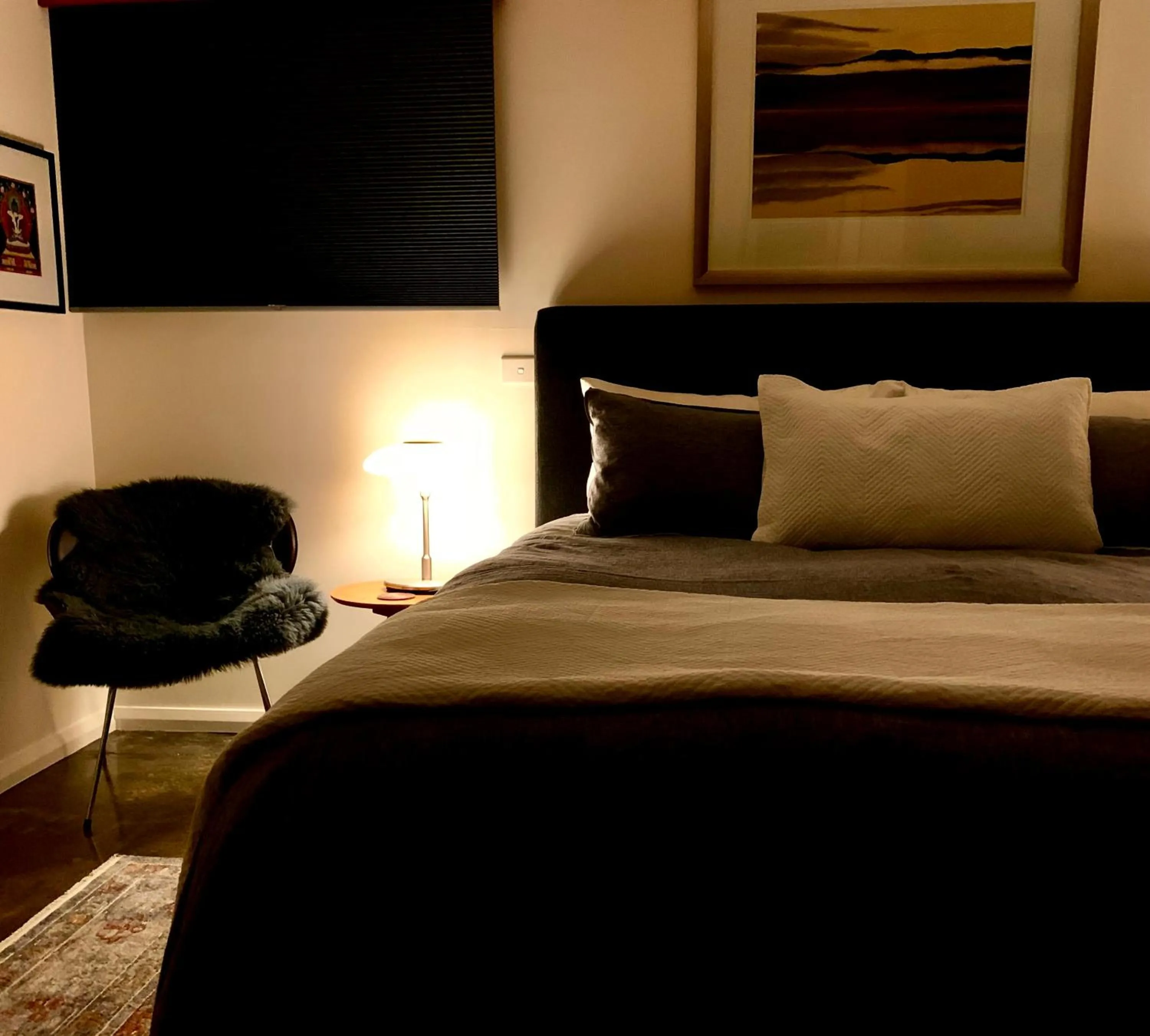 Bed in Spacious Apartment - Warm and Welcoming in Lindisfarne, 8 min from CBD