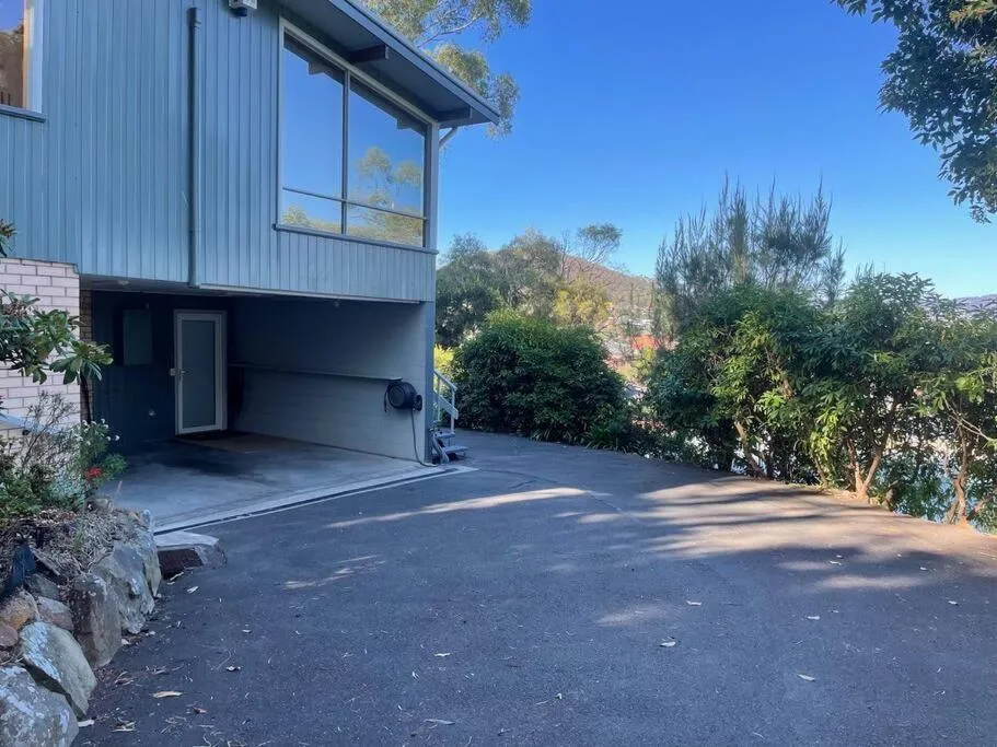 Spacious Apartment - Warm and Welcoming in Lindisfarne, 8 min from CBD