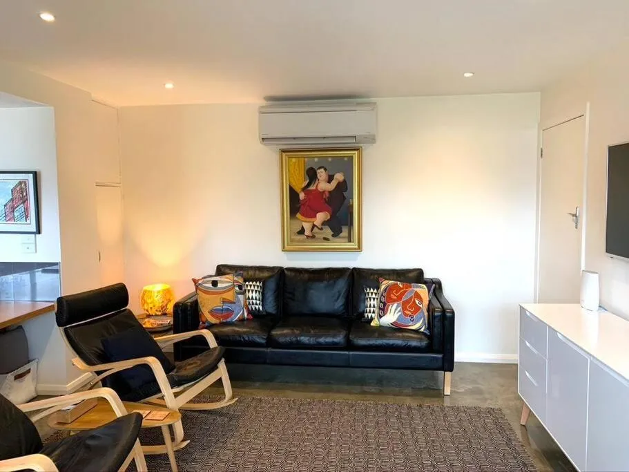TV and multimedia in Spacious Apartment - Warm and Welcoming in Lindisfarne, 8 min from CBD