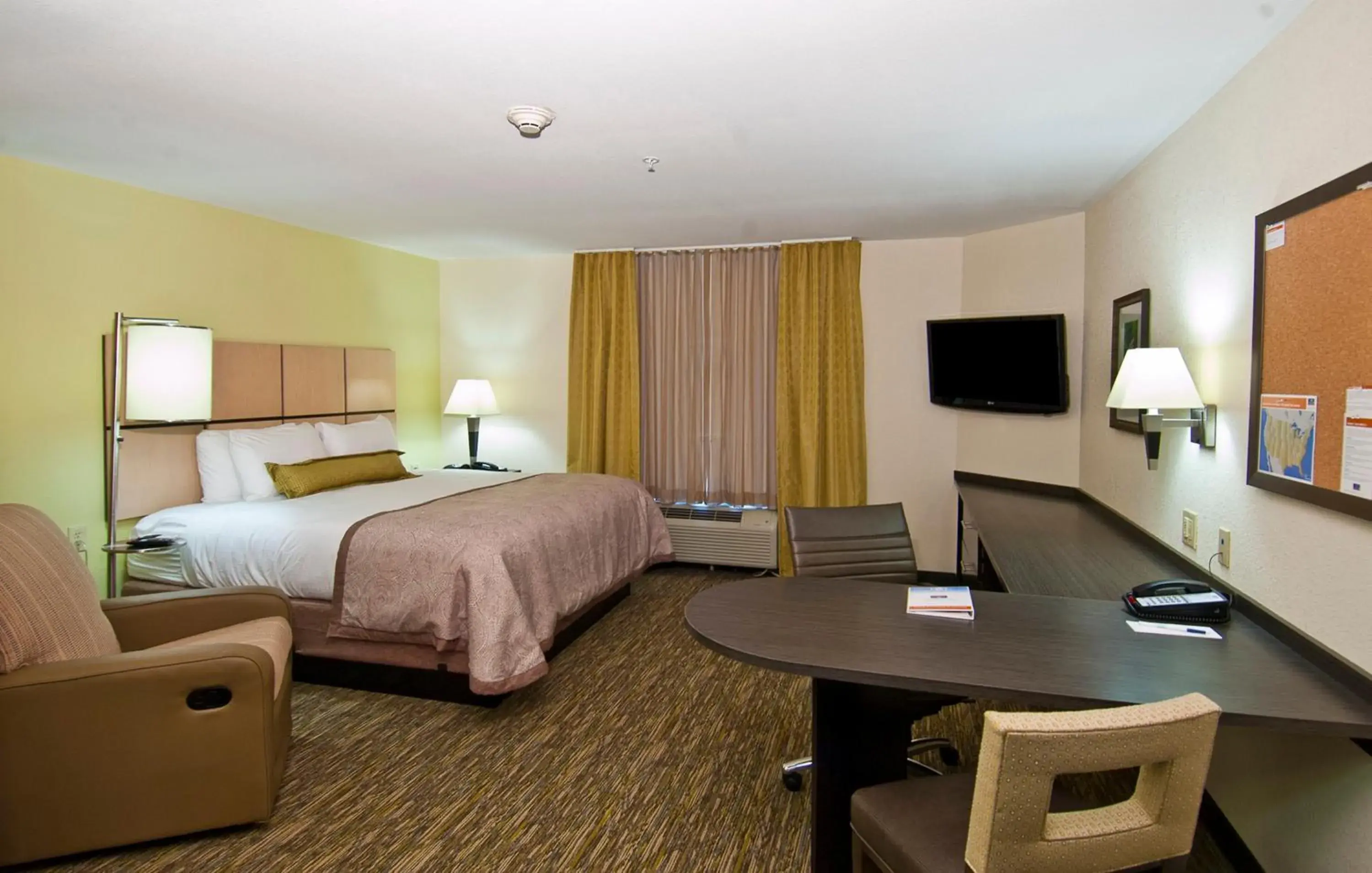Photo of the whole room, Bed in Candlewood Suites Tupelo by IHG Photo of the whole room, Bed in Candlewood Suites Tupelo by IHG