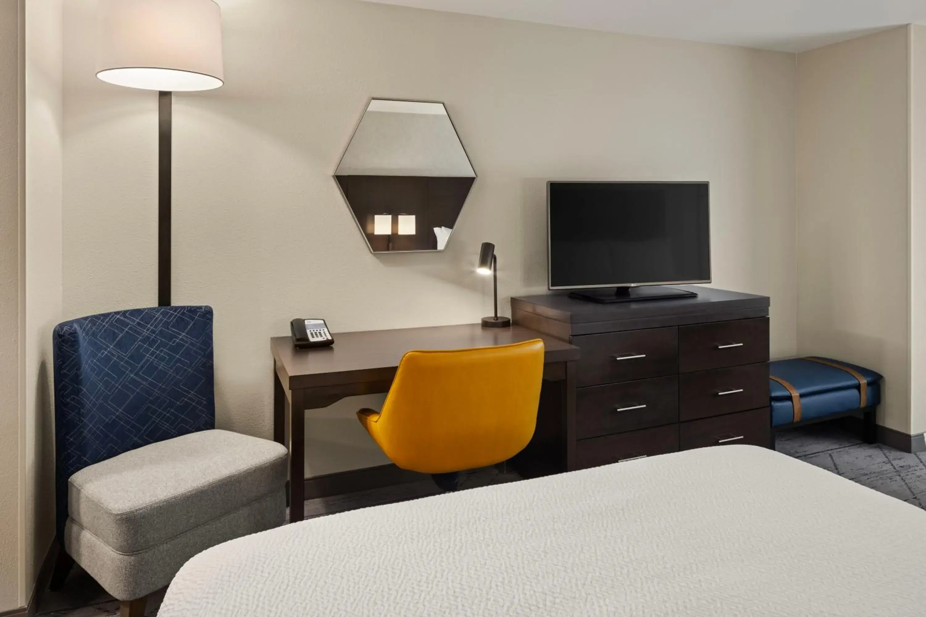 TV and multimedia, Bed in Holiday Inn Express Moline - Quad Cities Area by IHG TV and multimedia, Bed in Holiday Inn Express Moline - Quad Cities Area by IHG