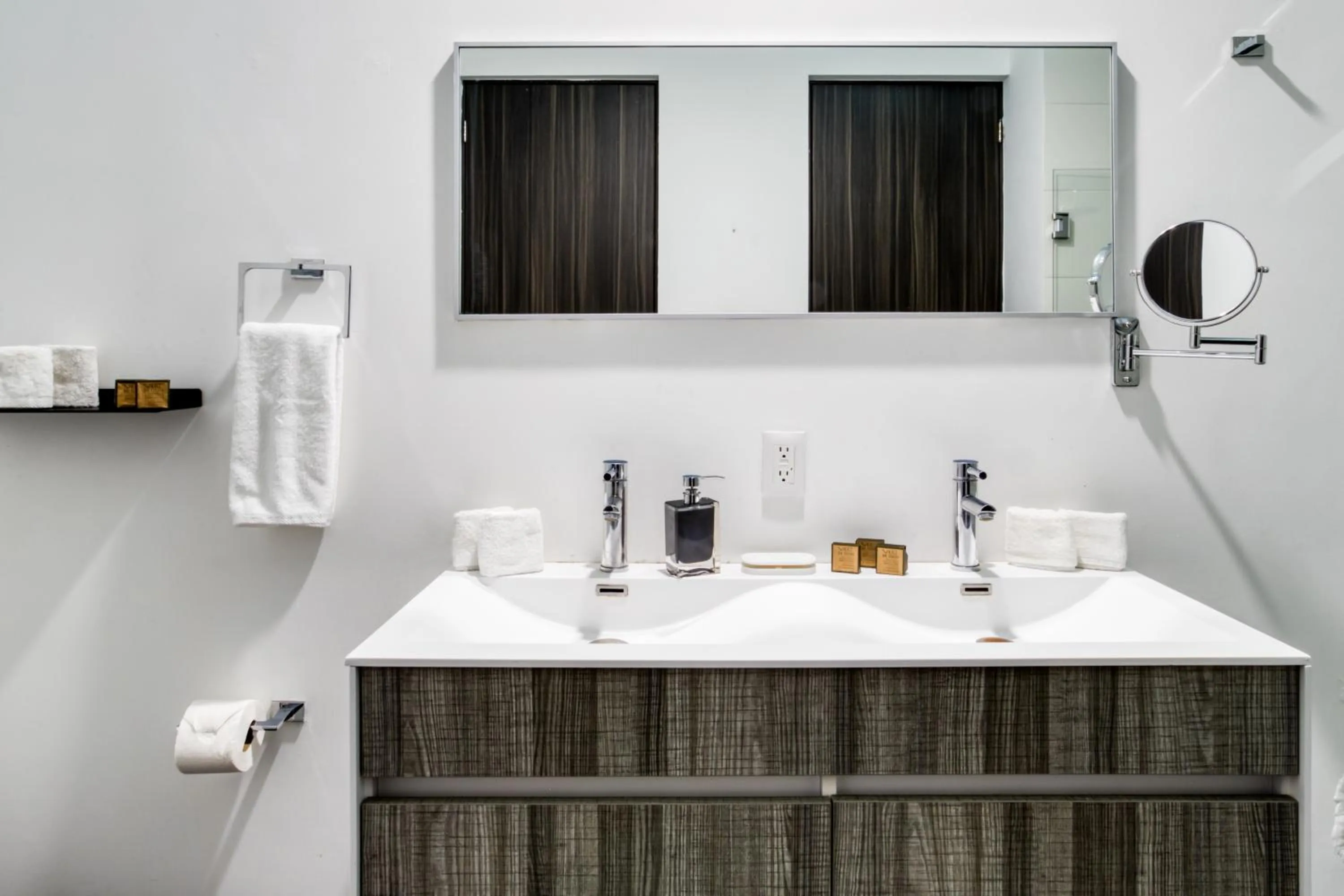 Shower in MEDELLIN by Mr W