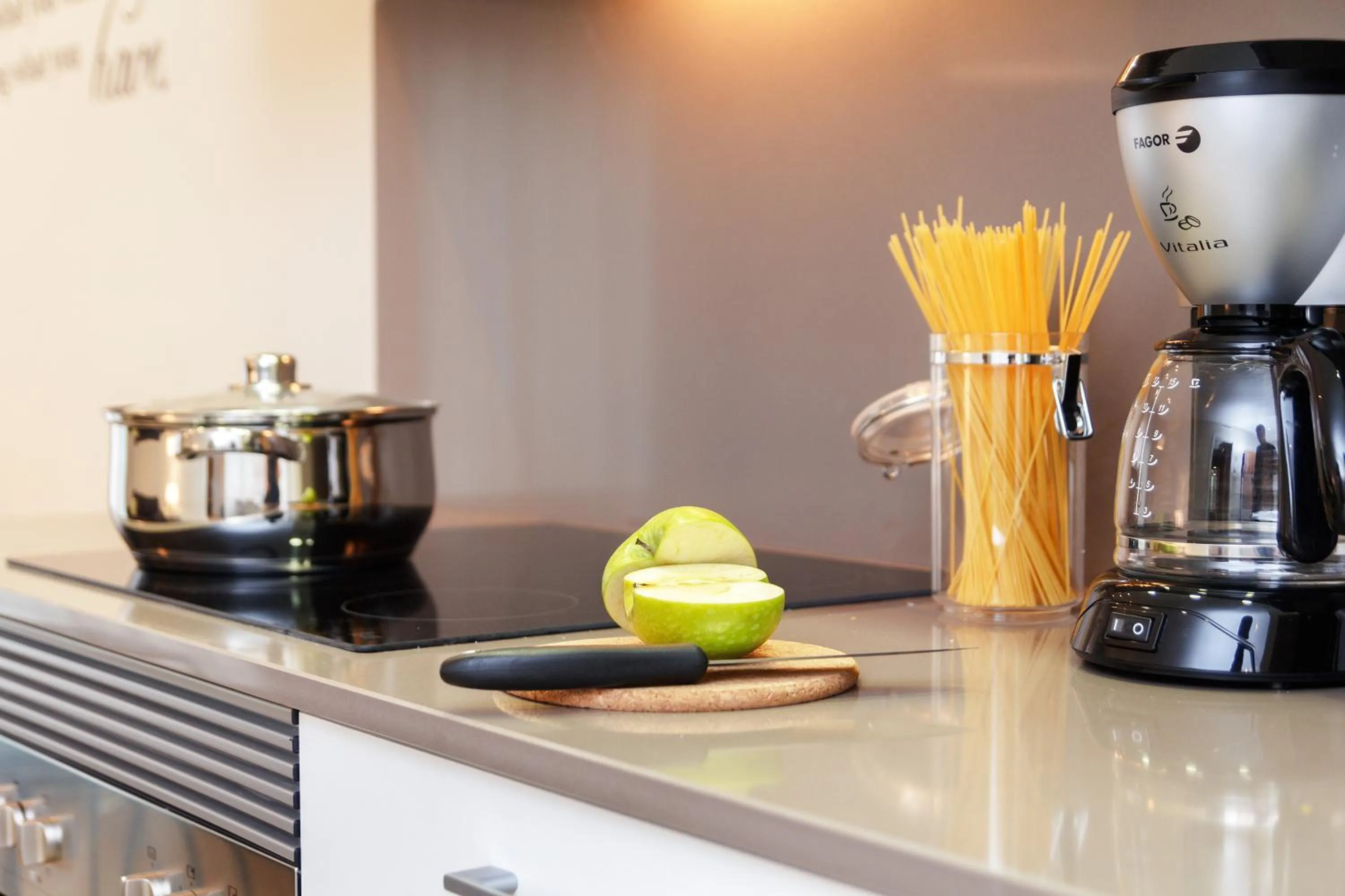 Coffee/tea facilities in Feelathome Plaza Apartments