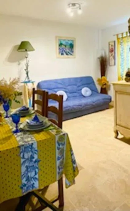 Photo of the whole room, Bed in L atelier de RAYMOND