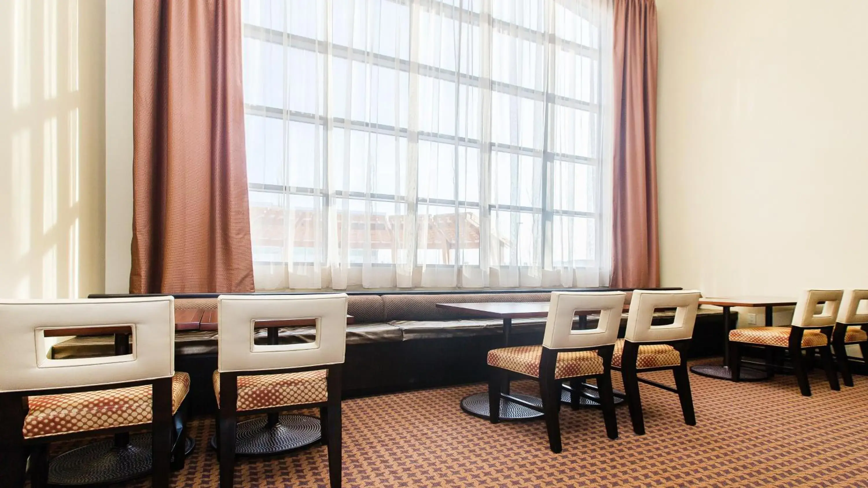 Restaurant/places to eat in Staybridge Suites West Edmonton by IHG Restaurant/places to eat in Staybridge Suites West Edmonton by IHG