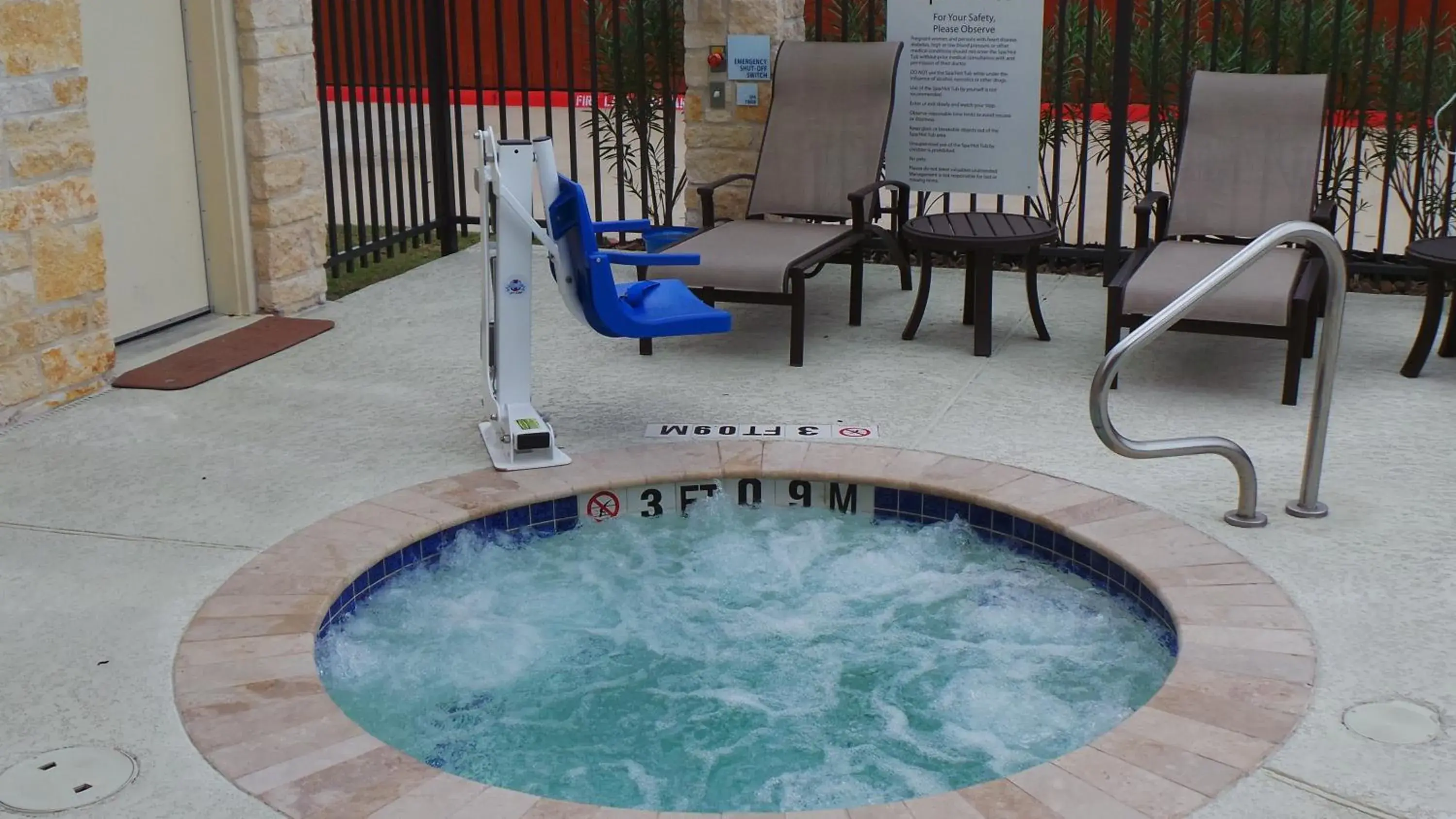 Swimming pool in Holiday Inn Express and Suites Atascocita - Humble - Kingwood by IHG Swimming pool in Holiday Inn Express and Suites Atascocita - Humble - Kingwood by IHG