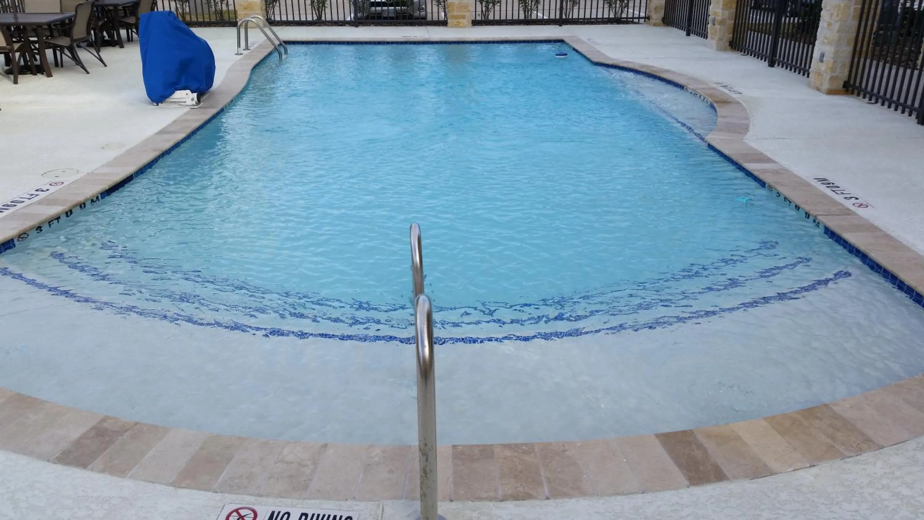 Swimming pool in Holiday Inn Express and Suites Atascocita - Humble - Kingwood by IHG