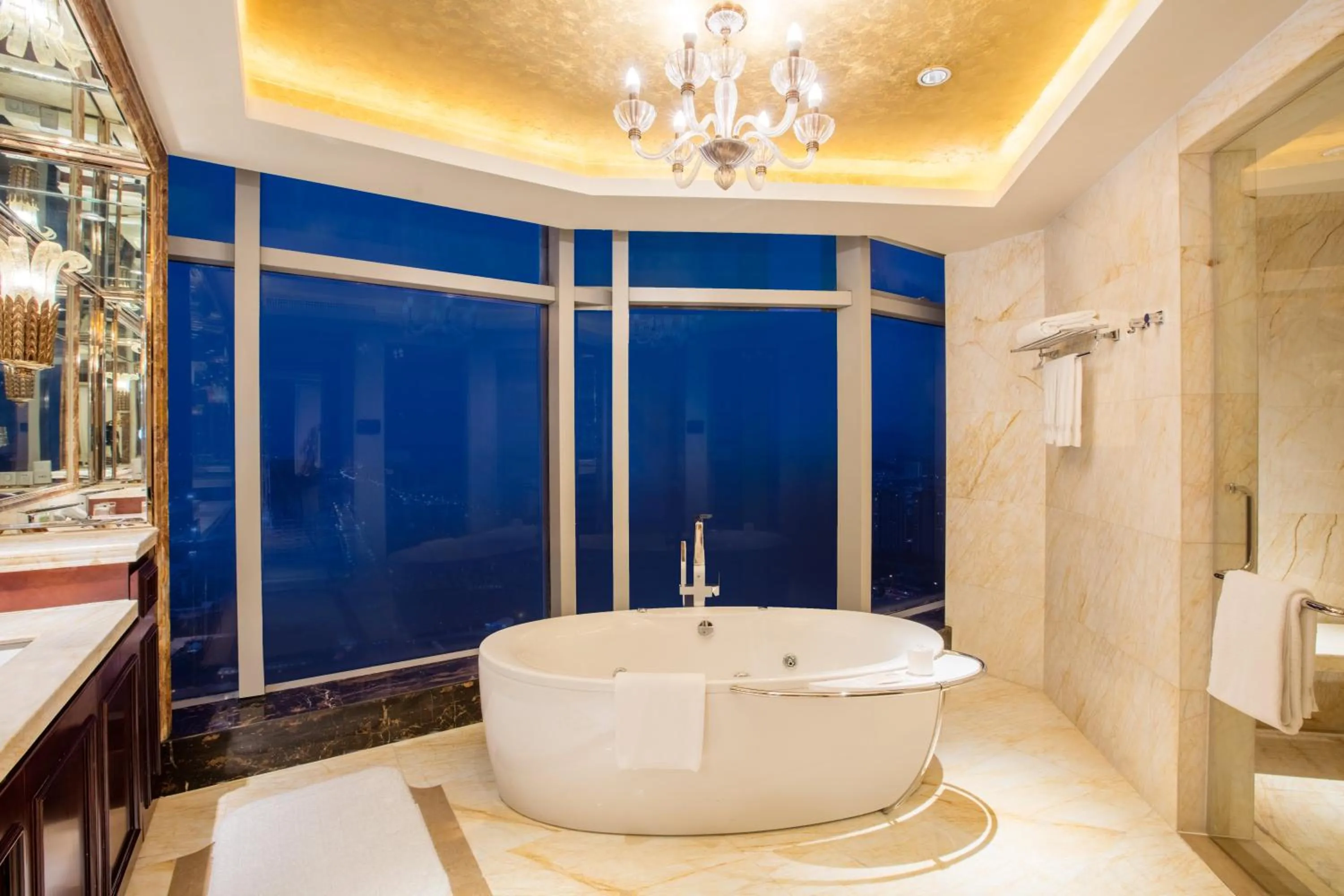 Photo of the whole room, Bathroom in Crowne Plaza Shaoxing, an IHG Hotel