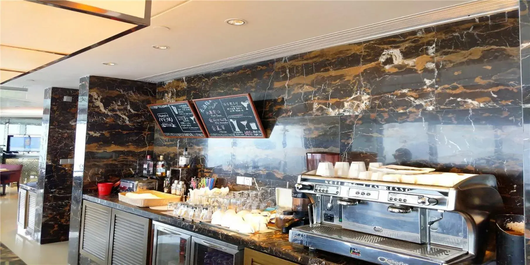 Lounge or bar in Crowne Plaza Shaoxing, an IHG Hotel Lounge or bar in Crowne Plaza Shaoxing, an IHG Hotel