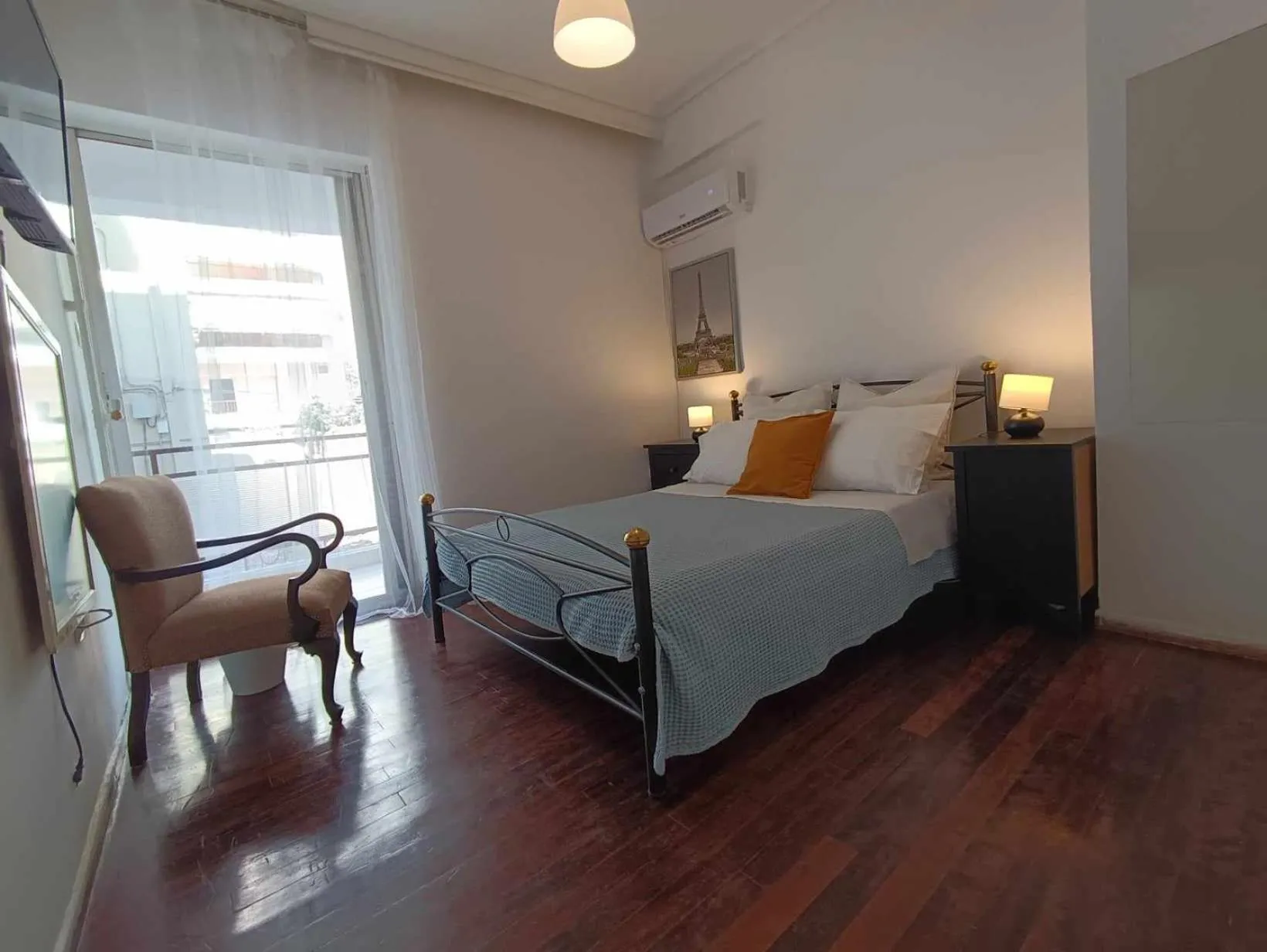Apartment by the Sepolia metro