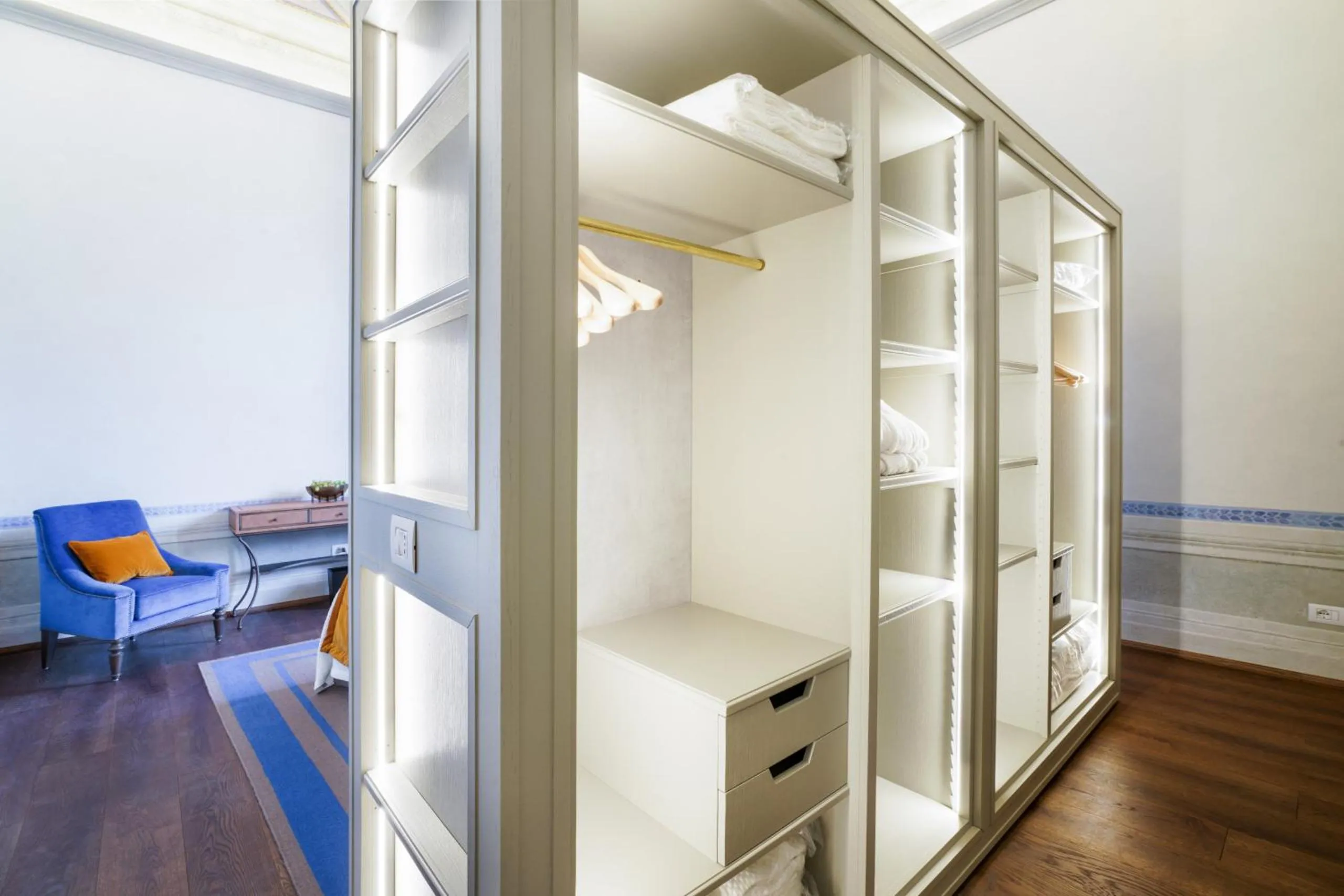 wardrobe in Duchessa Sofia - La Dimora degli Affreschi Florence
