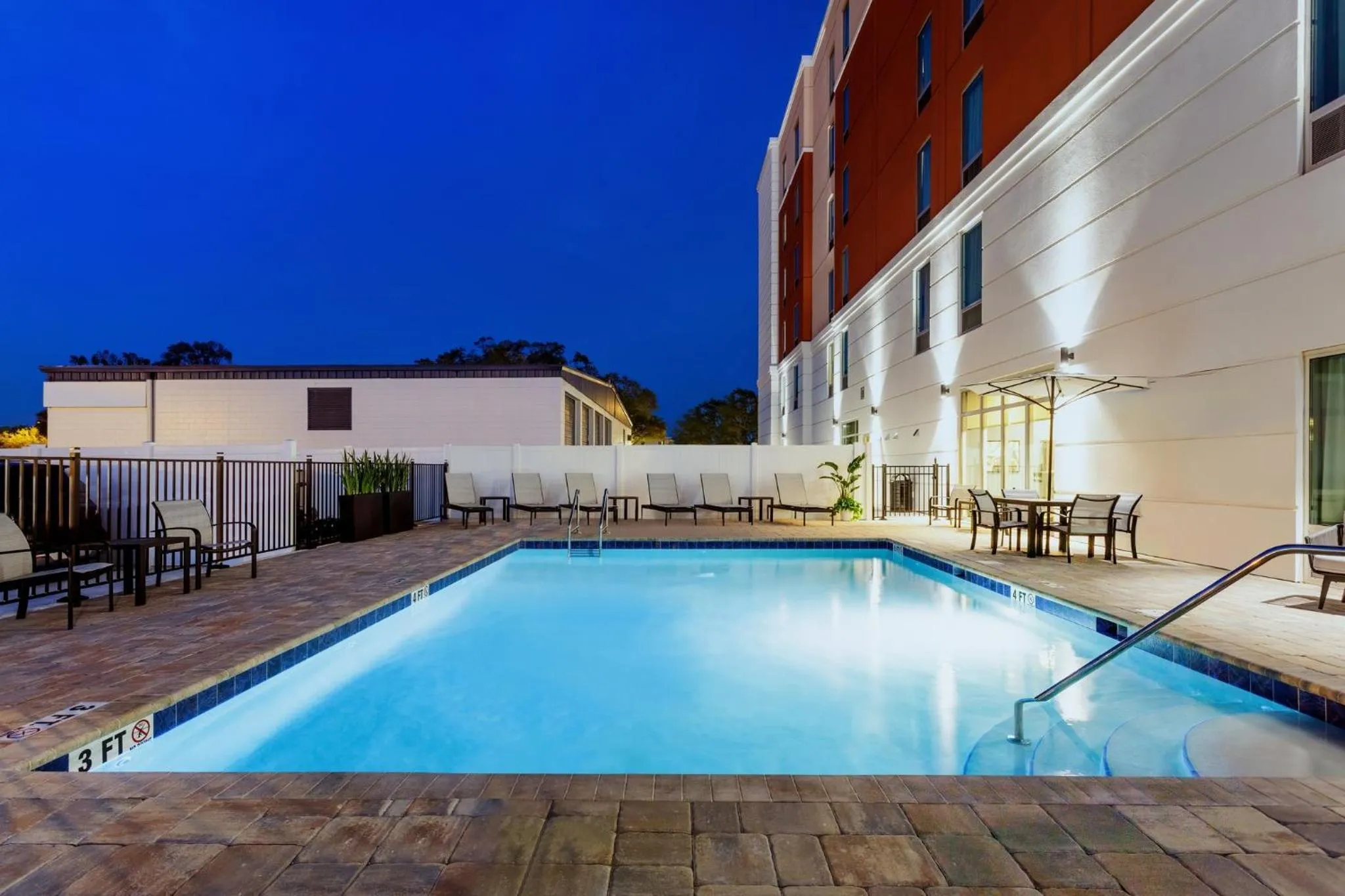 Swimming pool in Staybridge Suites Winter Haven - Auburndale