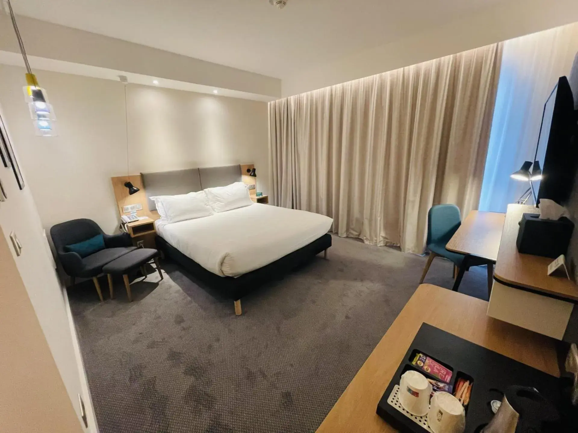 Photo of the whole room, Bed in Holiday Inn Dijon Sud - Longvic by IHG Photo of the whole room, Bed in Holiday Inn Dijon Sud - Longvic by IHG