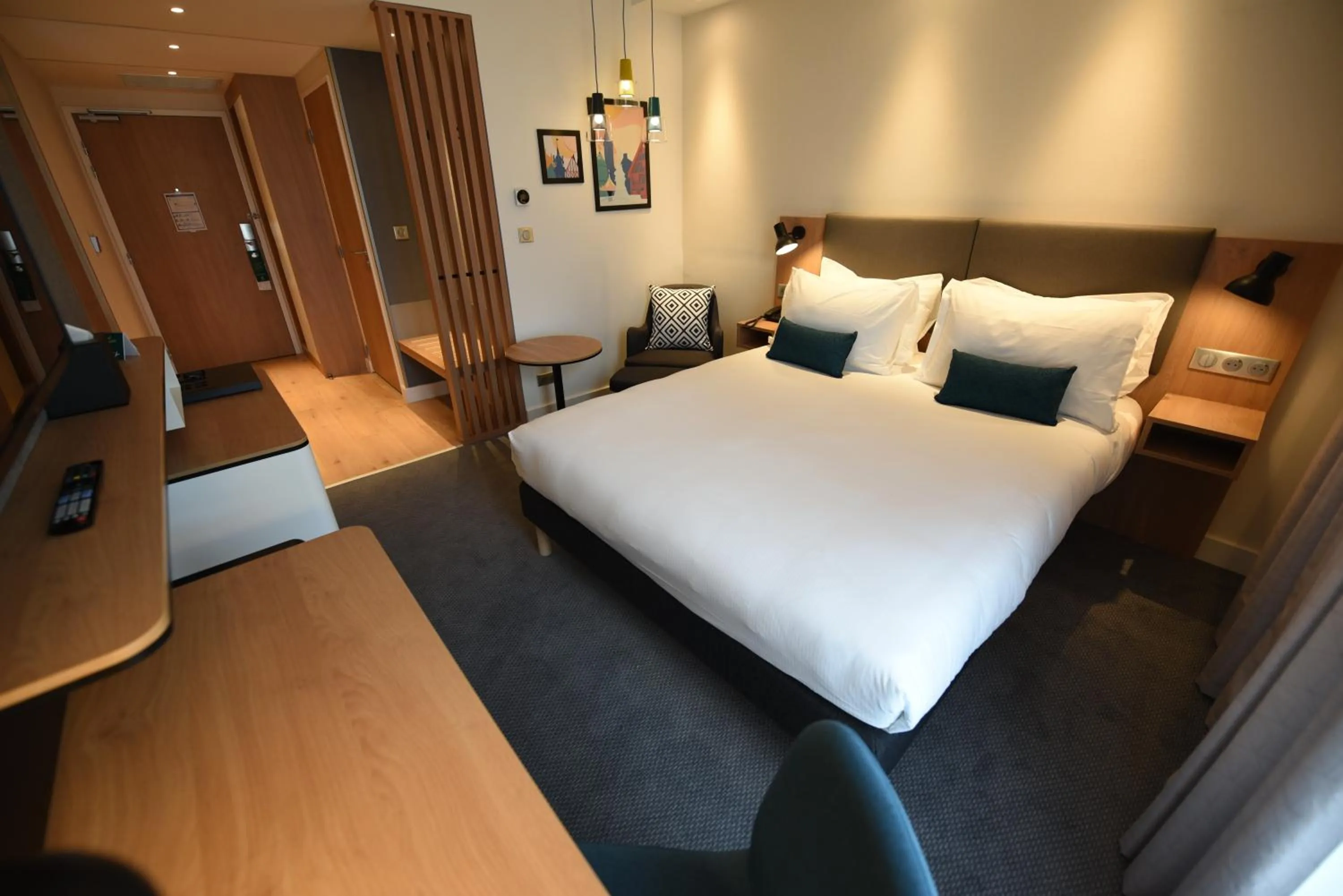 Photo of the whole room, Bed in Holiday Inn Dijon Sud - Longvic by IHG