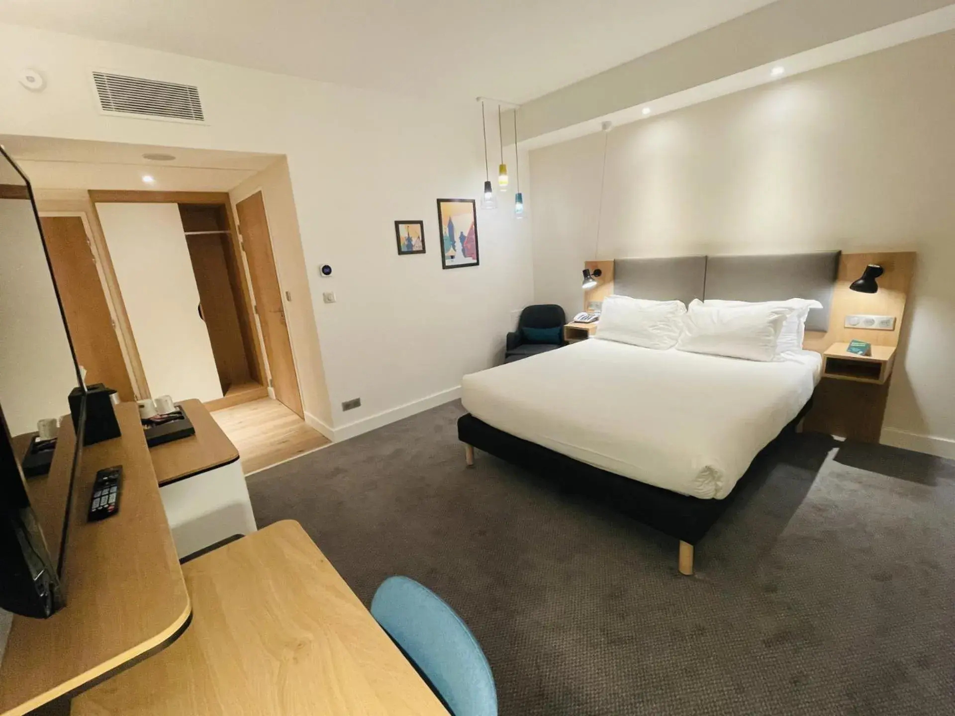 Photo of the whole room, Bed in Holiday Inn Dijon Sud - Longvic by IHG Photo of the whole room, Bed in Holiday Inn Dijon Sud - Longvic by IHG