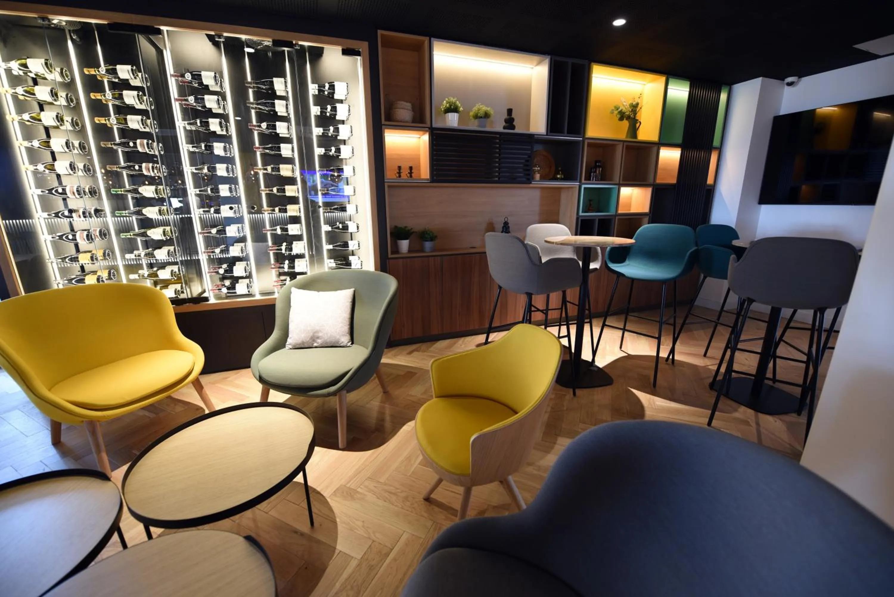 Lounge or bar in Holiday Inn Dijon Sud - Longvic by IHG