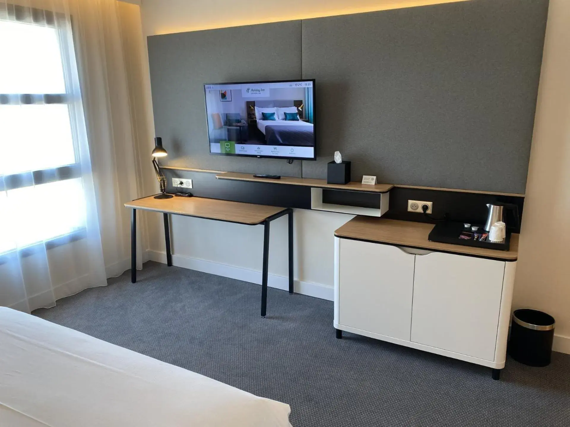 TV and multimedia, Bed in Holiday Inn Dijon Sud - Longvic by IHG TV and multimedia, Bed in Holiday Inn Dijon Sud - Longvic by IHG