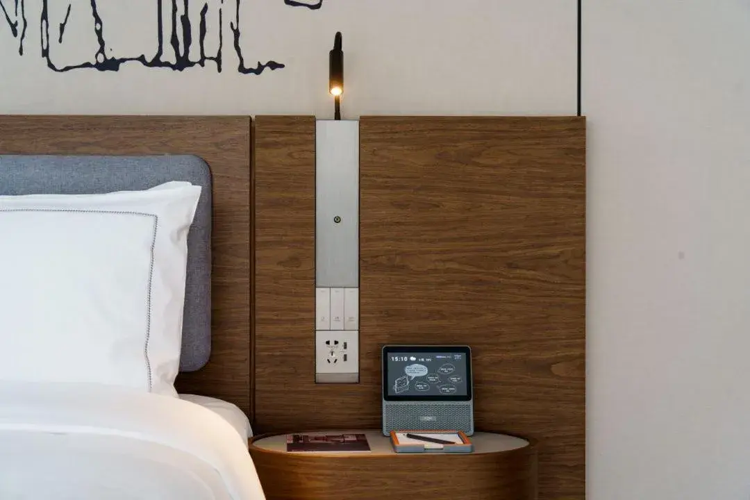 Property building, Bed in UrCove by HYATT Futian CBD-毗邻福田站和星河COCO Park 尊享免费迷你吧 Property building, Bed in UrCove by HYATT Futian CBD-毗邻福田站和星河COCO Park 尊享免费迷你吧