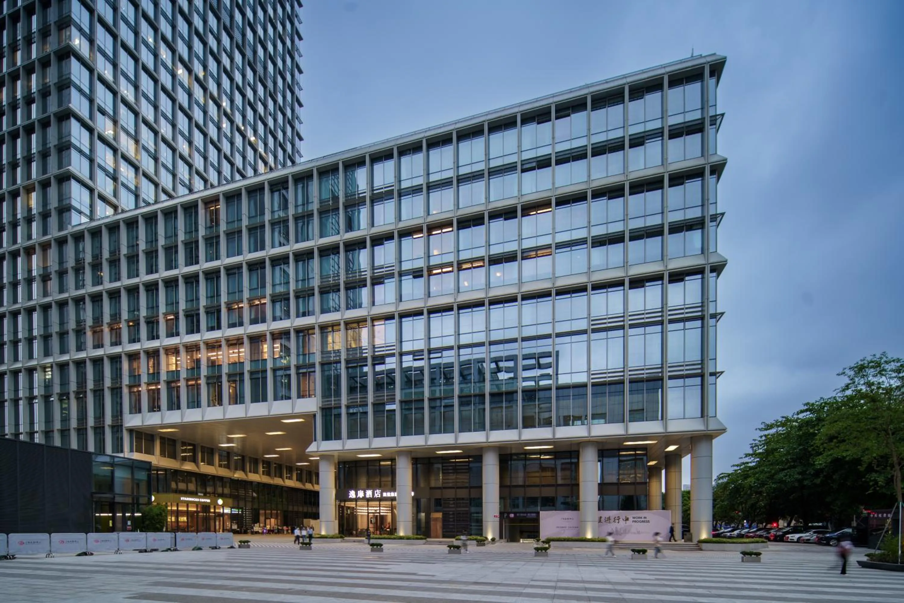 Property building in UrCove by HYATT Futian CBD-毗邻福田站和星河COCO Park 尊享免费迷你吧