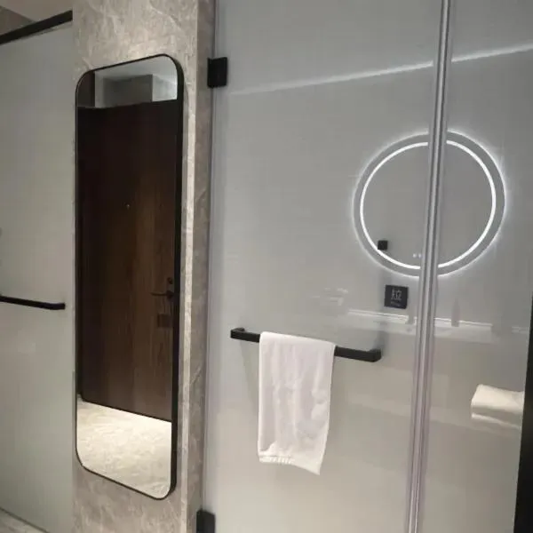 Bathroom in UrCove by HYATT Futian CBD-毗邻福田站和星河COCO Park 尊享免费迷你吧