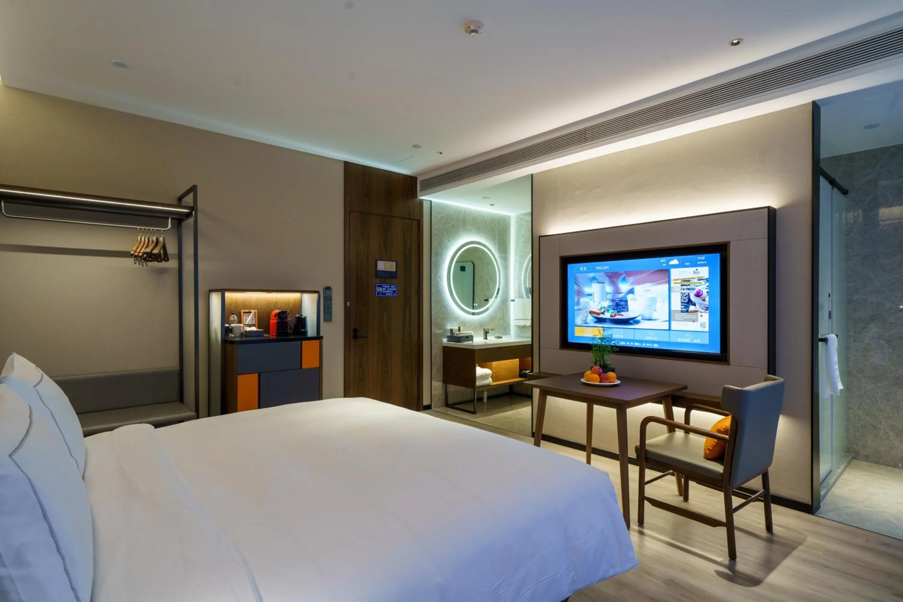 Photo of the whole room, Bed in UrCove by HYATT Futian CBD-毗邻福田站和星河COCO Park 尊享免费迷你吧