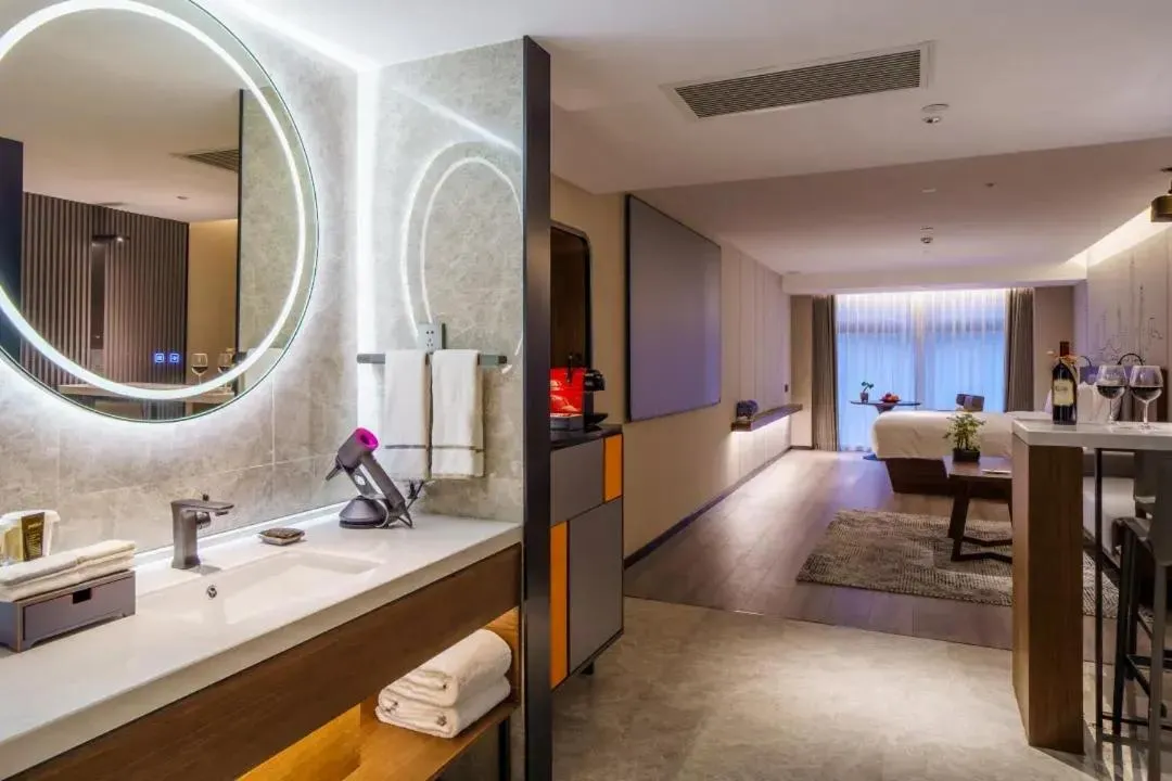 Bed in UrCove by HYATT Futian CBD-毗邻福田站和星河COCO Park 尊享免费迷你吧