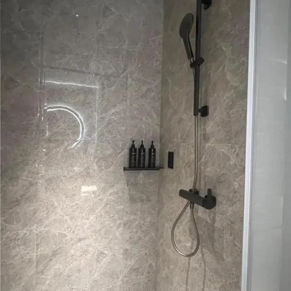 Shower in UrCove by HYATT Futian CBD-毗邻福田站和星河COCO Park 尊享免费迷你吧