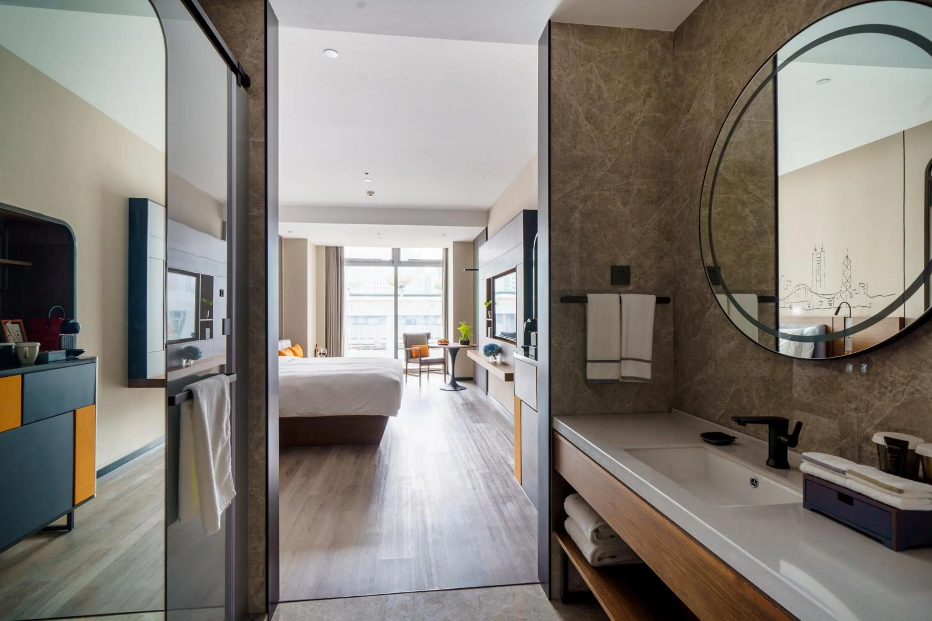 Photo of the whole room, Bed in UrCove by HYATT Futian CBD-毗邻福田站和星河COCO Park 尊享免费迷你吧