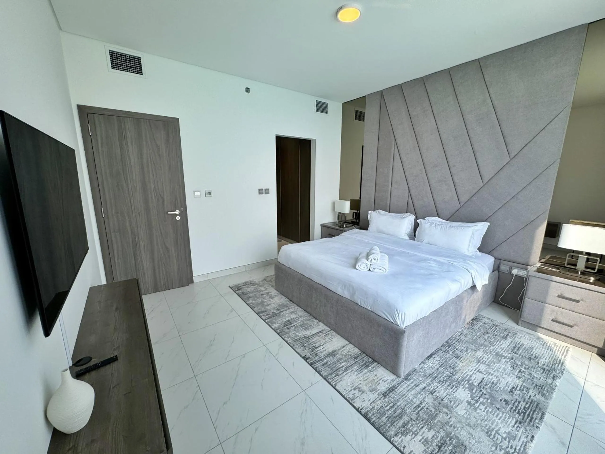 Bed in Panoramic 1br with Crystal Lagoon & Downtown View