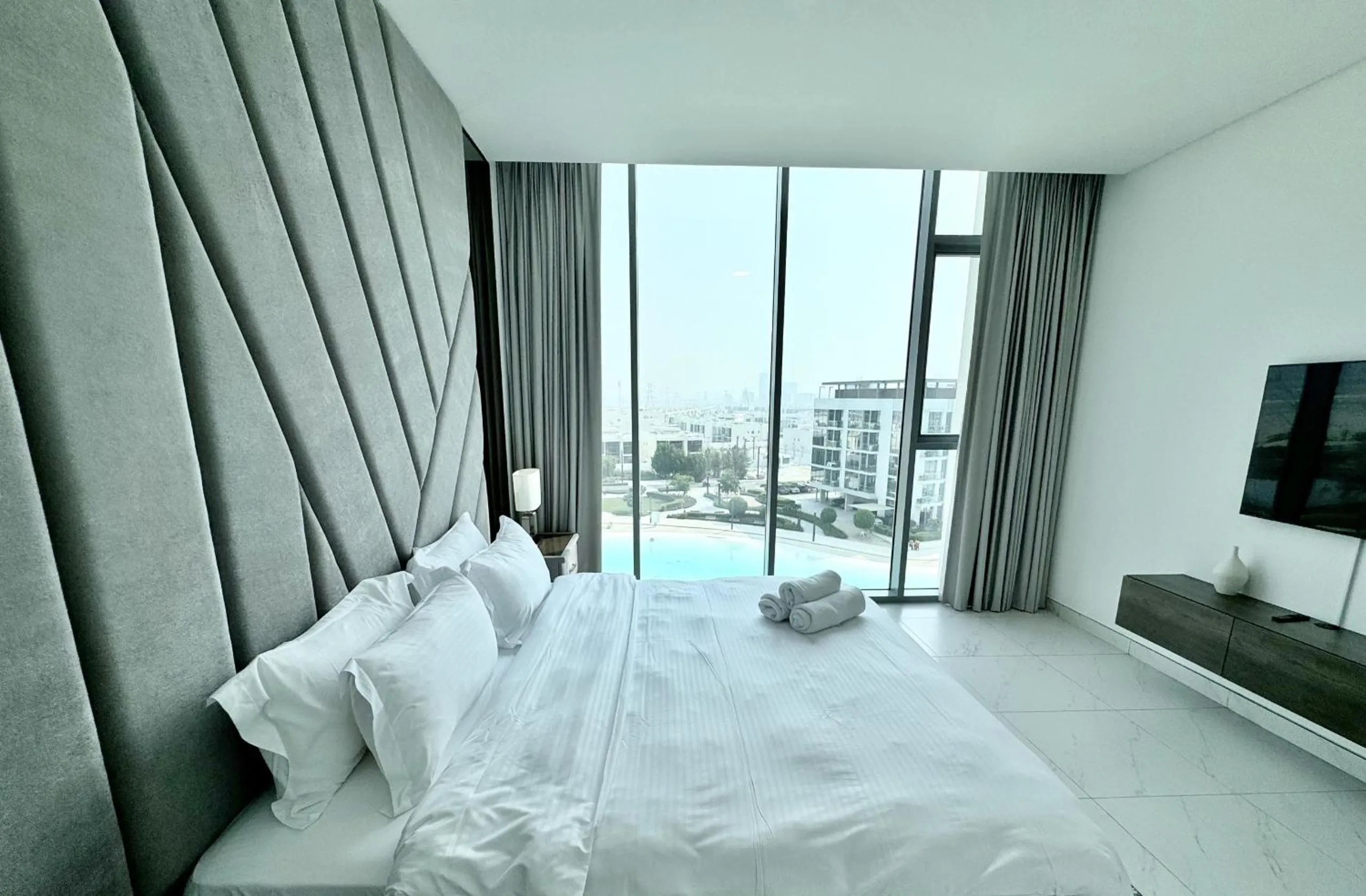 Bed in Panoramic 1br with Crystal Lagoon & Downtown View