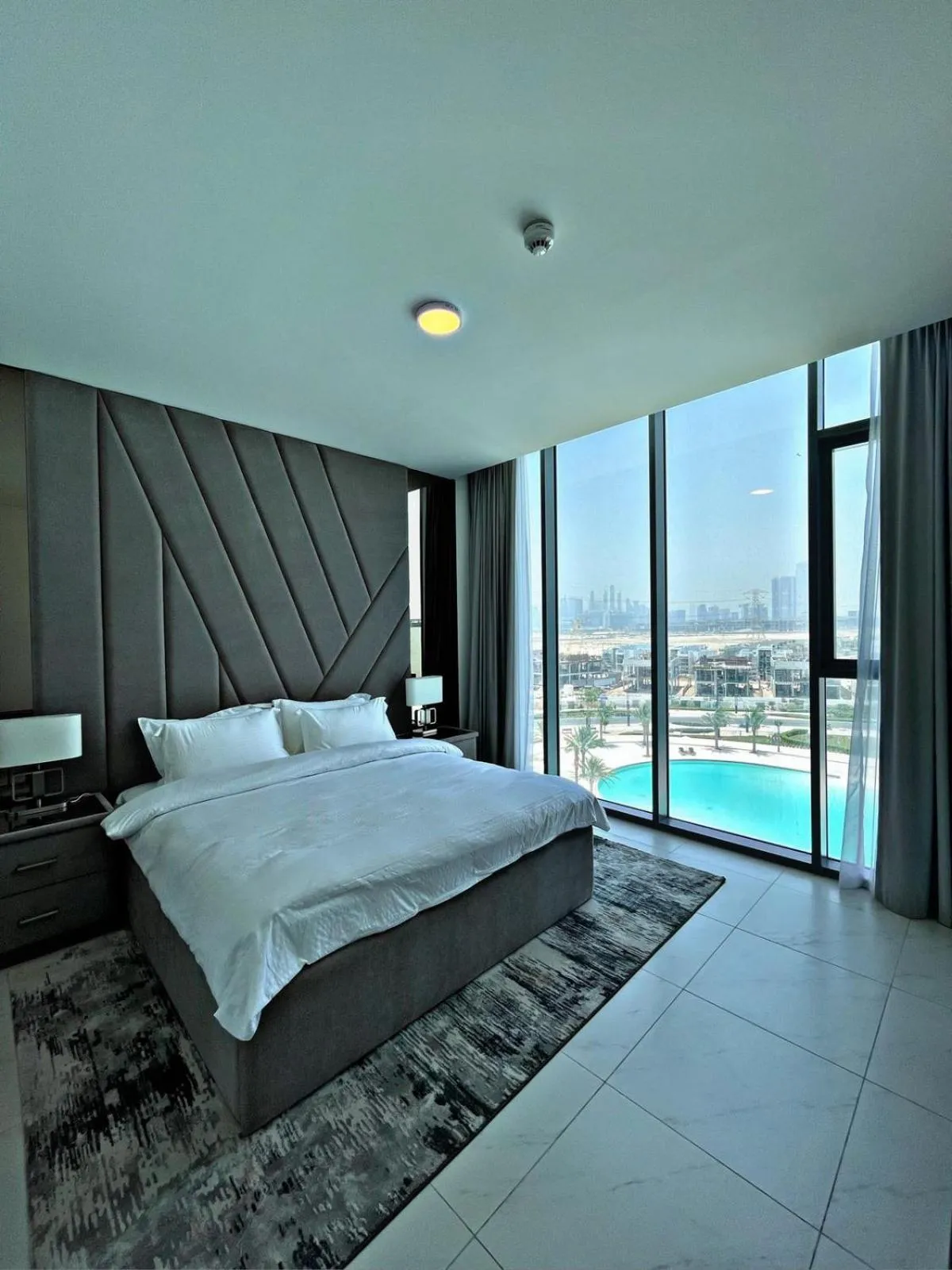 Bed in Panoramic 1br with Crystal Lagoon & Downtown View
