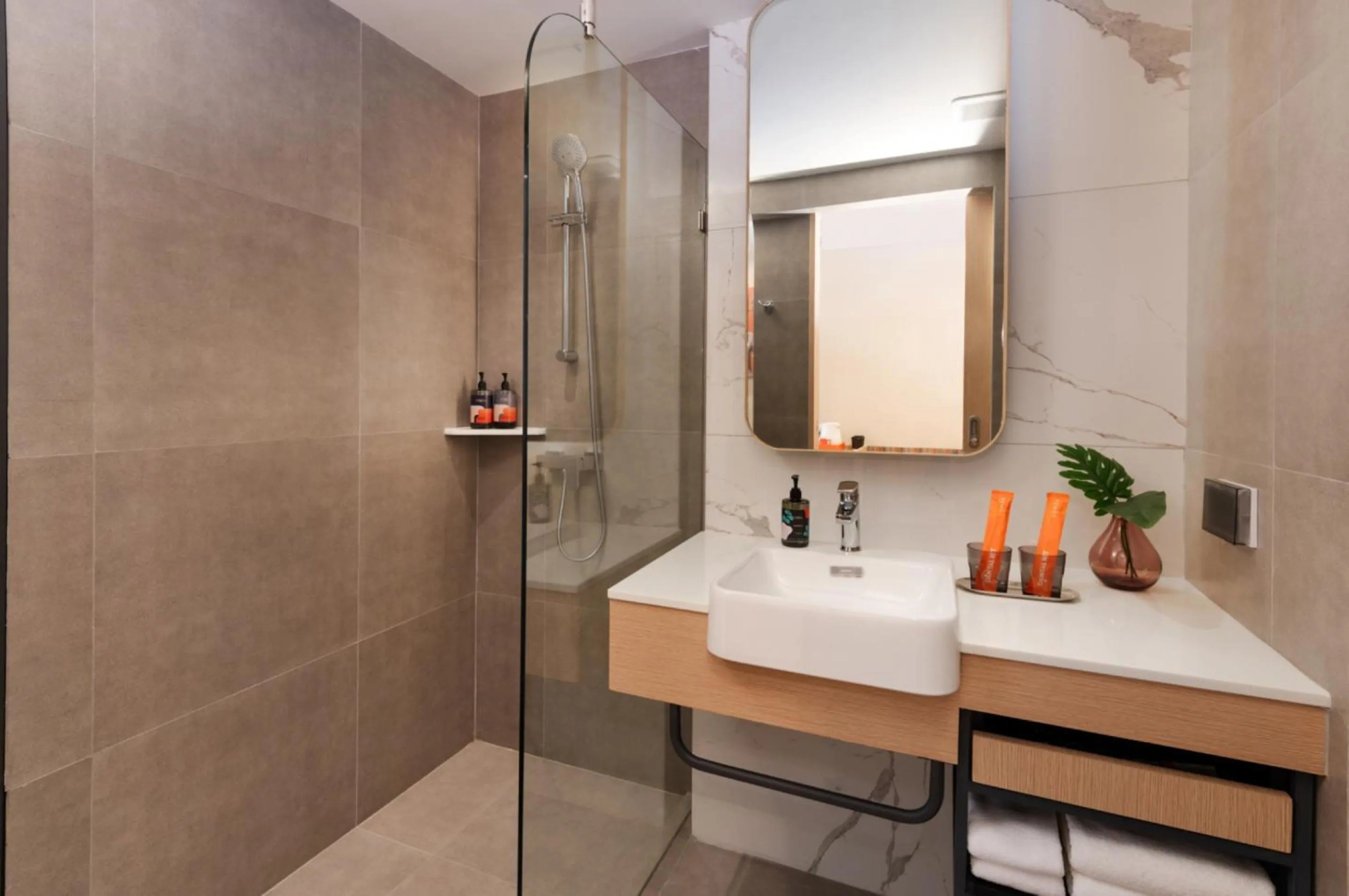 Bathroom in Lumen Bangkok Udomsuk Station