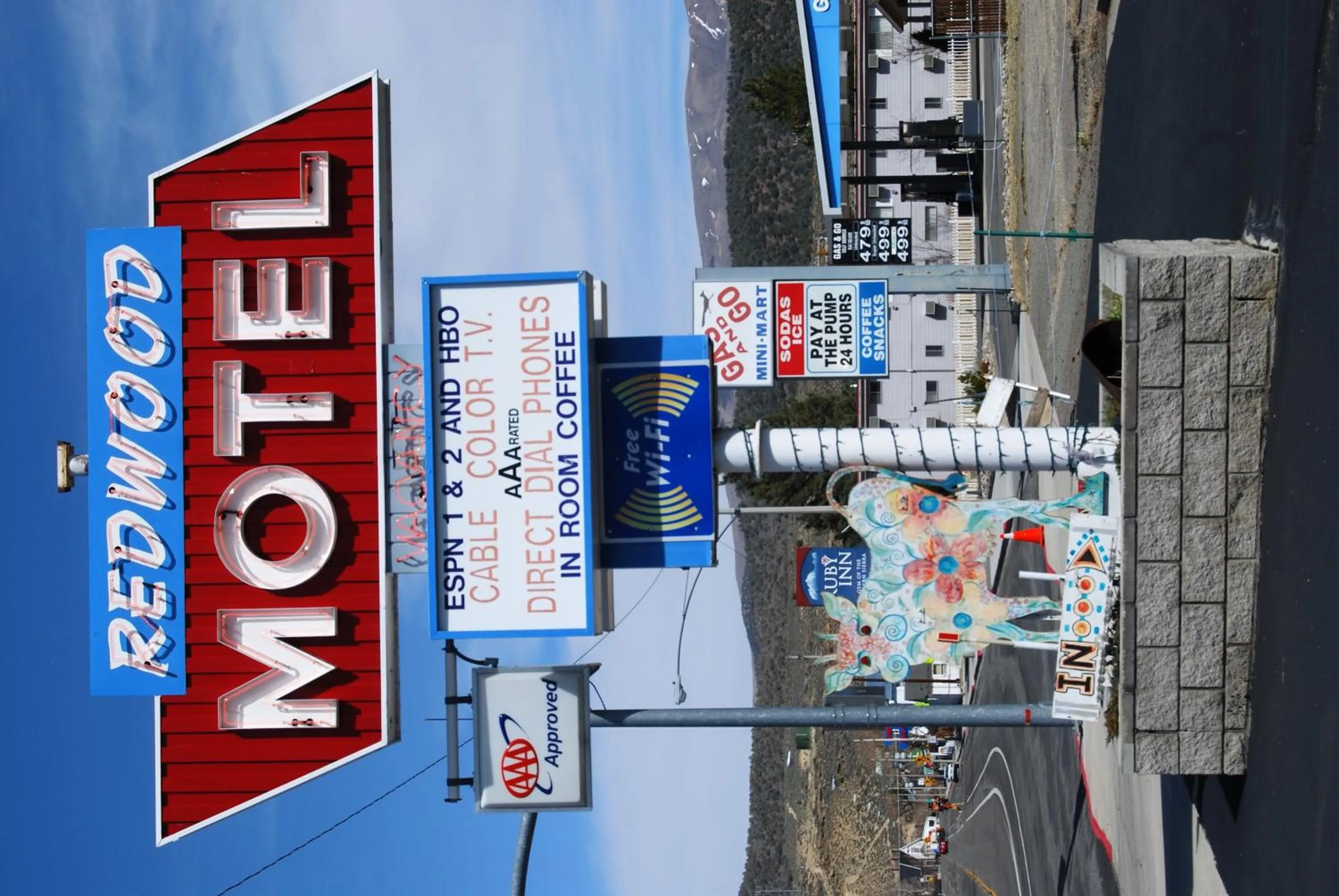 Facade/entrance in Redwood Motel